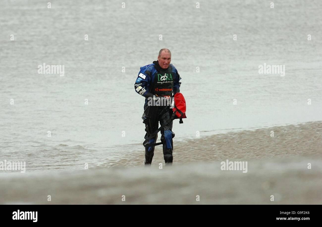 Graham Boanas, 43, nach seinem Spaziergang über den Fluss Mersey in der Nähe des Flughafens John Lennon in Liverpool. Stockfoto