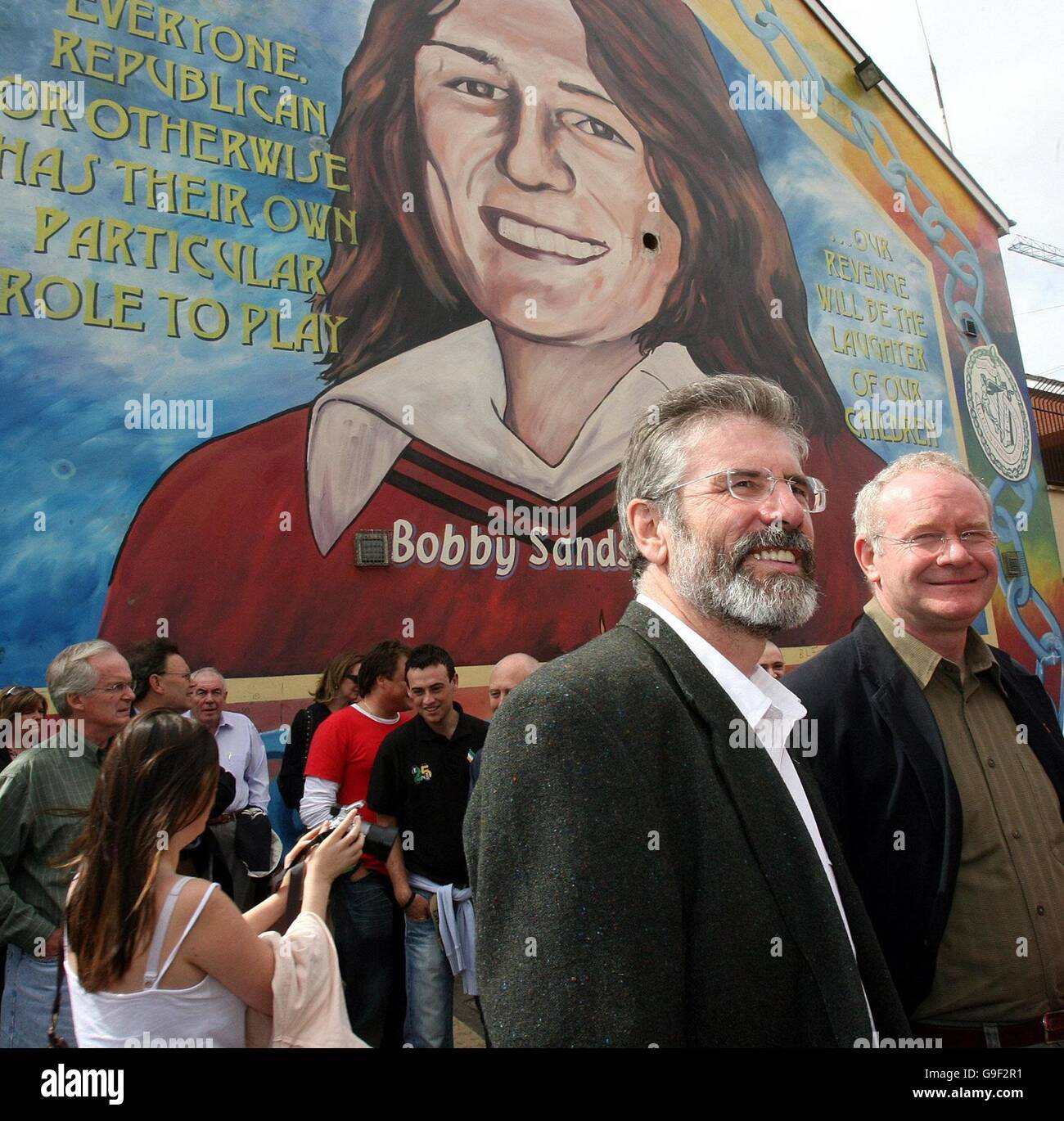 Gerry Adams (links) und Martin McGuinness von Sinn Fein stehen während eines republikanischen marsches in West-Belfast vor einem Wandgemälde zu Bobby Sands, um an den Hungerstreik von IRA-Gefangenen zu erinnern, die gegen die britische Regierungspolitik protestieren. Stockfoto