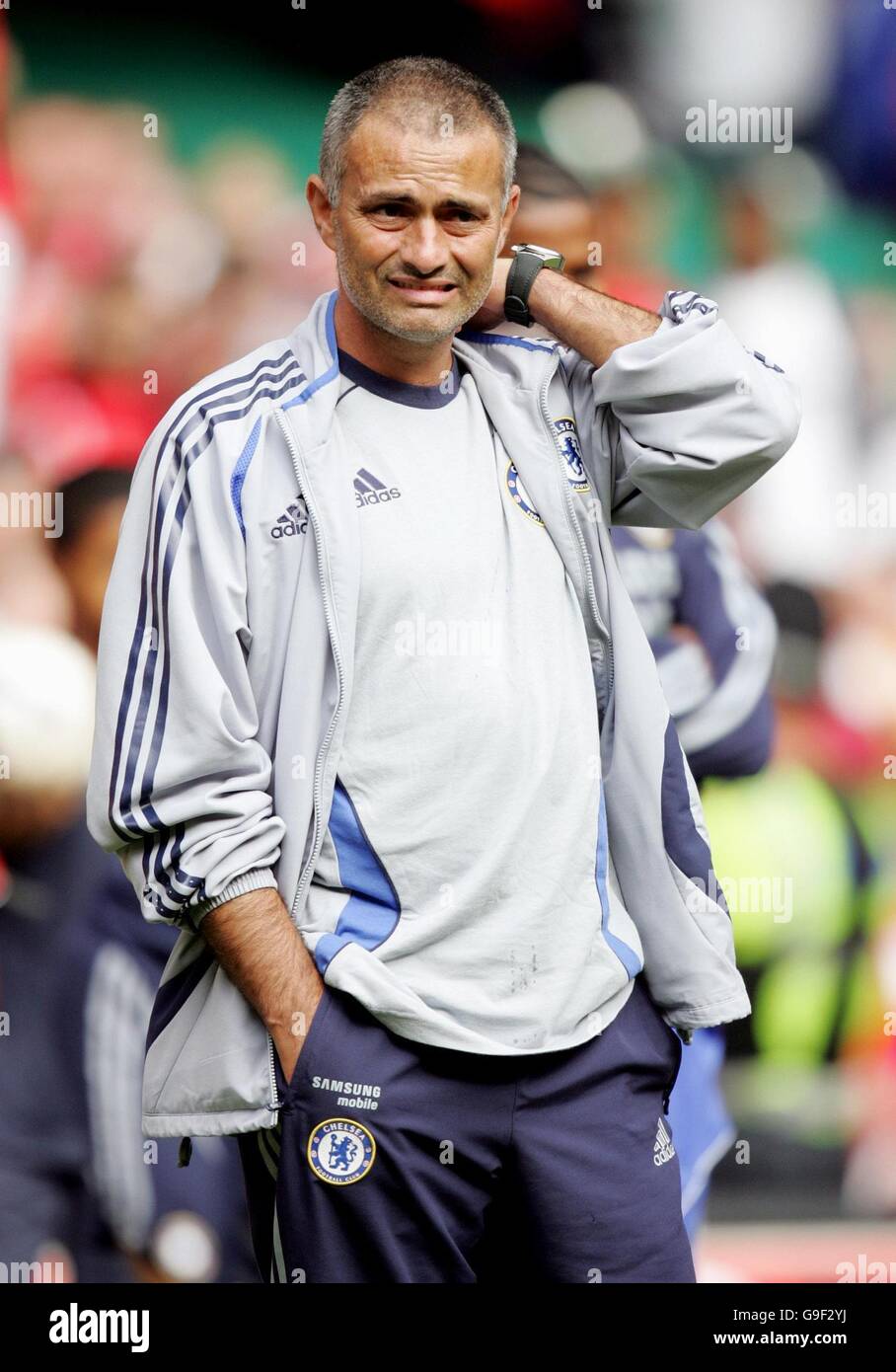 Chelsea-Manager Jose Mourinho sieht niedergeschlagen aus, als er im FA Community Shield im Millennium Stadium in Cardiff gegen Liverpool verliert. Stockfoto