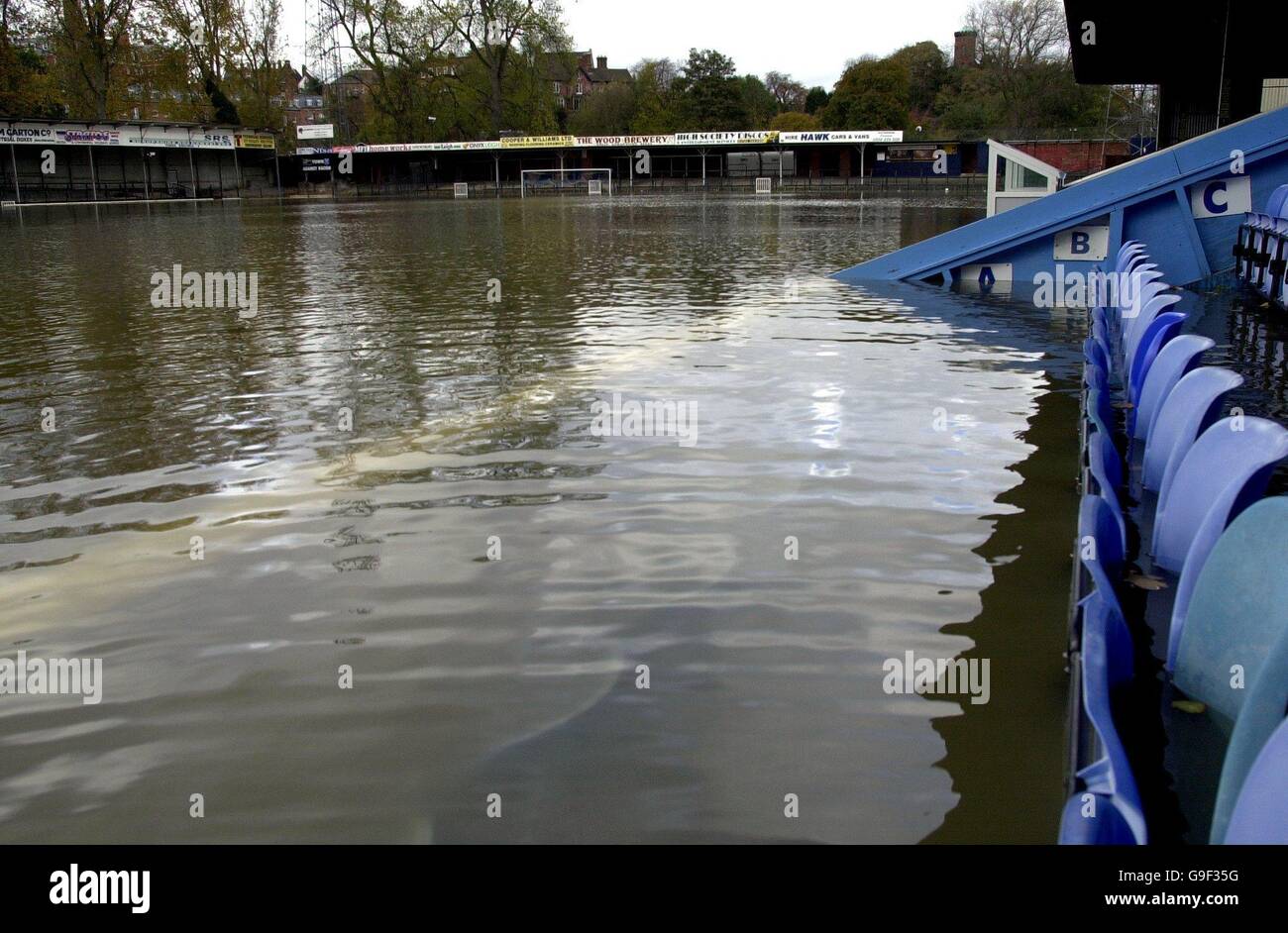 Division 3 - Shrewsbury Town Football Club Flood. Gay Meadow, Heimstadion des Shrewsbury Town Football Club unter Wasser während der Überschwemmungen in der Grafschaft Shropshire Stockfoto