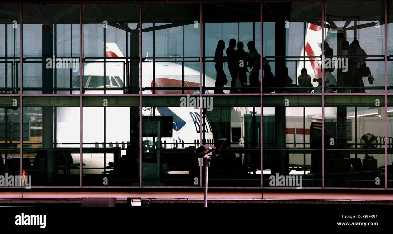 Ein British Airways 747 am Ankunfts-/Abflugsteig von Terminal One am Flughafen Heathrow. Stockfoto