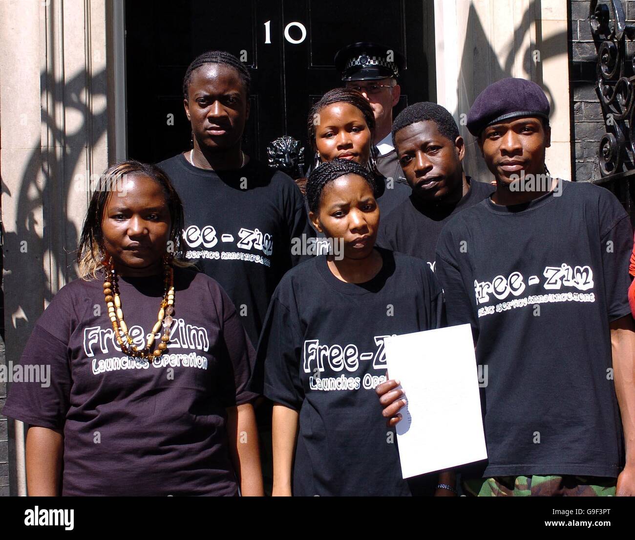 Eine Gruppe von Simbabwer im Königreich die Situation in ihrem Land 10 Downing Street, nach einer Kundgebung in Protestbrief übergeben und März von der Botschaft von Simbabwe. Stockfoto