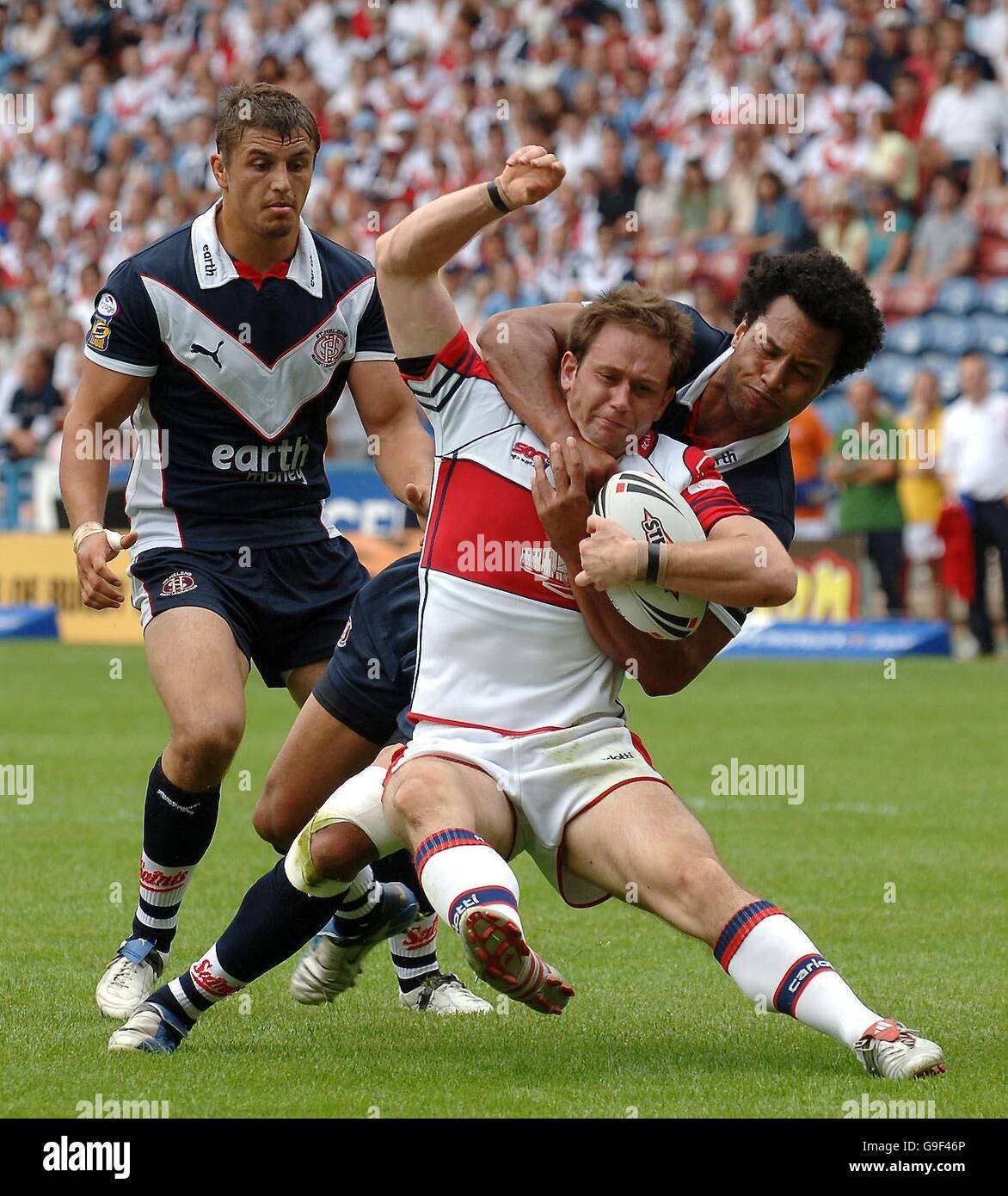 Hull KR Kapitän James Webster wird während des Halbfinalmatches des Powergen Challenge Cup im Galpharm Stadium in Huddersfield von St. Helens' Francis Meli gestoppt. Stockfoto