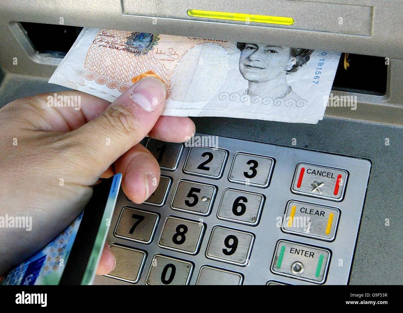 Bibliothek-Filer datiert 04.06.2006 von jemandem mit einem Cashpoint. Retail-Banken im Vereinigten Königreich mehr Geld pro Kunde als jeder andere wichtige Business-Sektor im vergangenen Jahr einschließlich macht Unternehmen machte, war es heute behauptet. Stockfoto