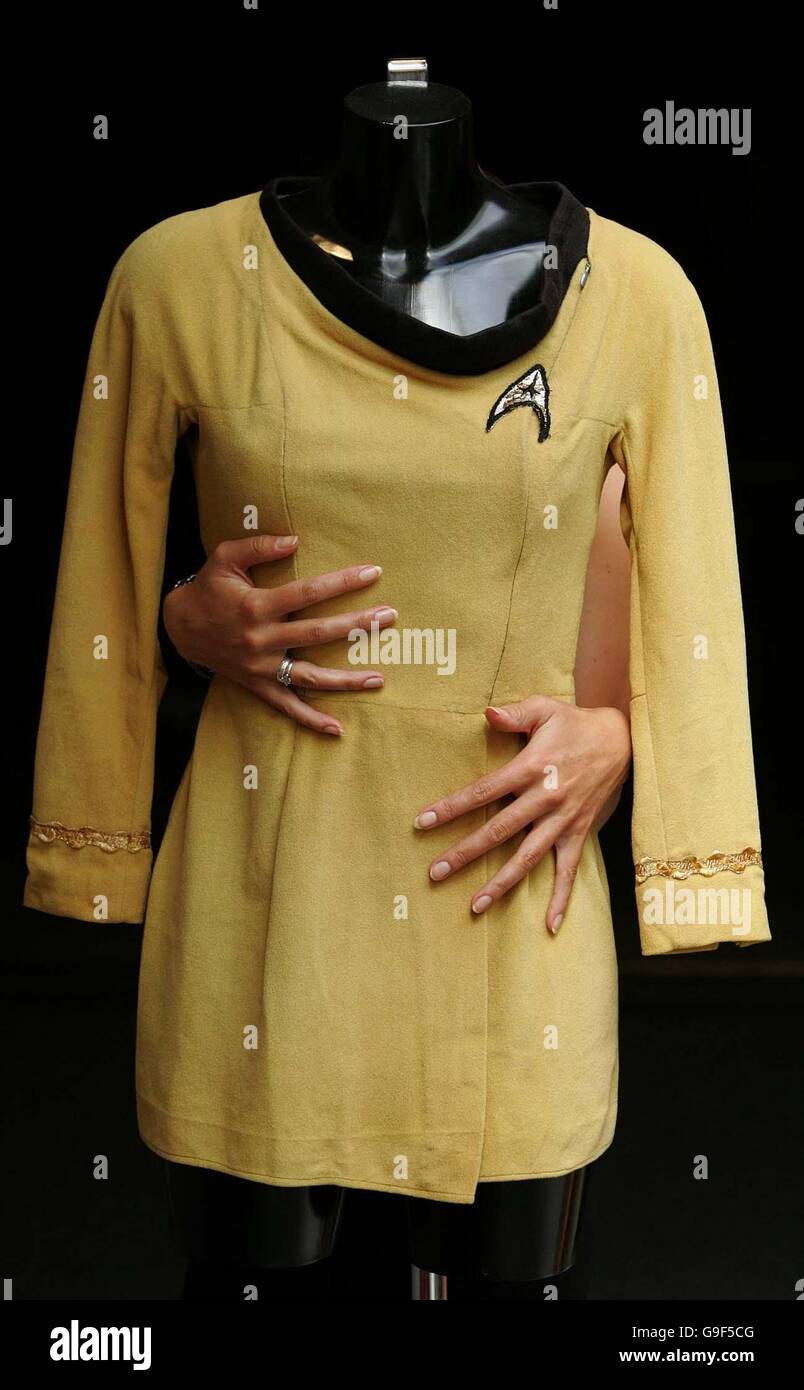 Christie's South Kensington Mitarbeiter Zoe Schoon, mit einer senffarbenen Starfleet Minikleid Uniform, die voraussichtlich 3,000-5,000 Dollar in einer offiziellen Auktion von Star Trek Studio Memorabilia zum 40. Jubiläum der Shows bringen wird. Stockfoto
