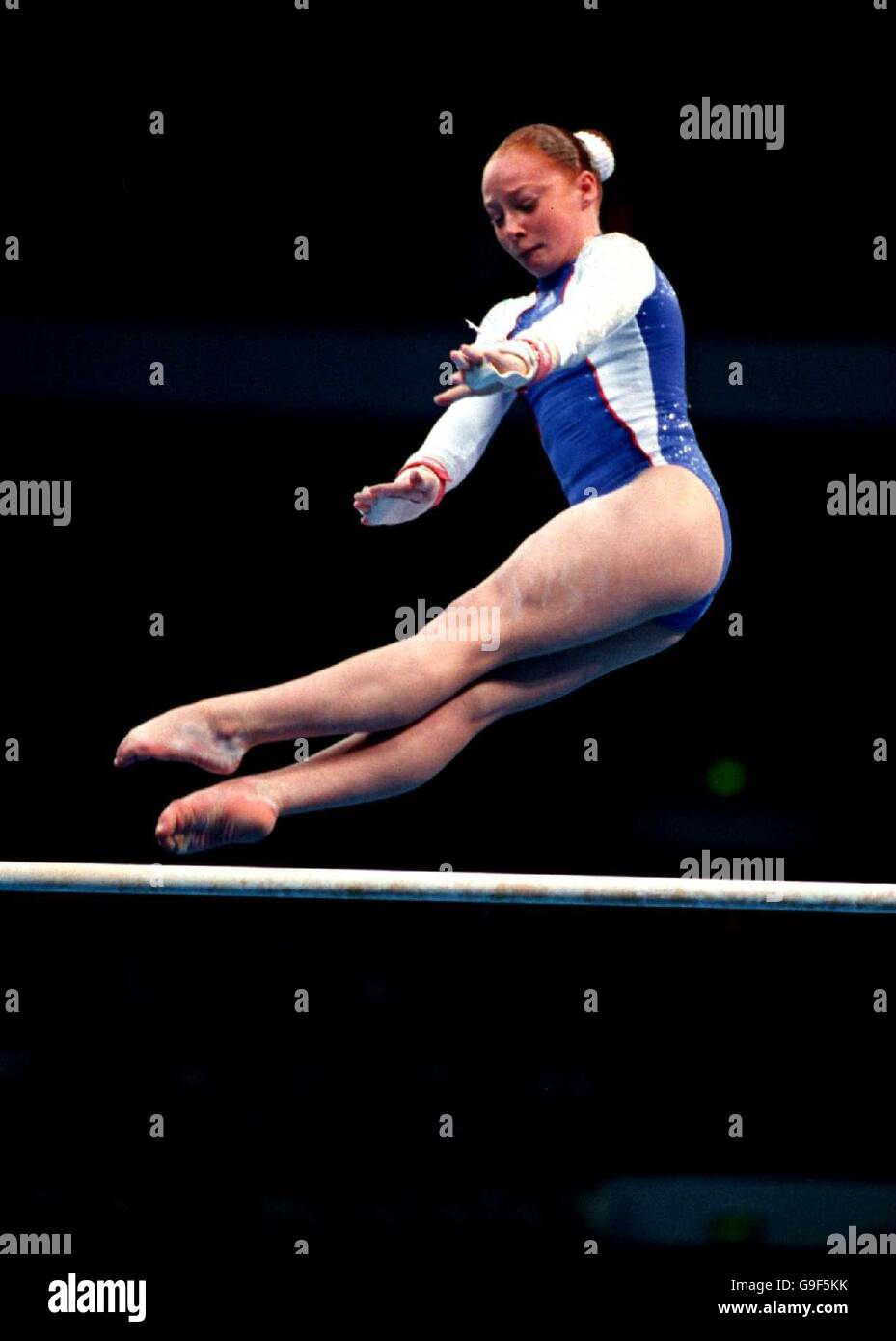 Sydney 2000 Olympische Spiele - Gymnastik - Mannschaftsveranstaltung der Frauen. Die britische Emma Williams während ihrer unebenen Barroutine Stockfoto