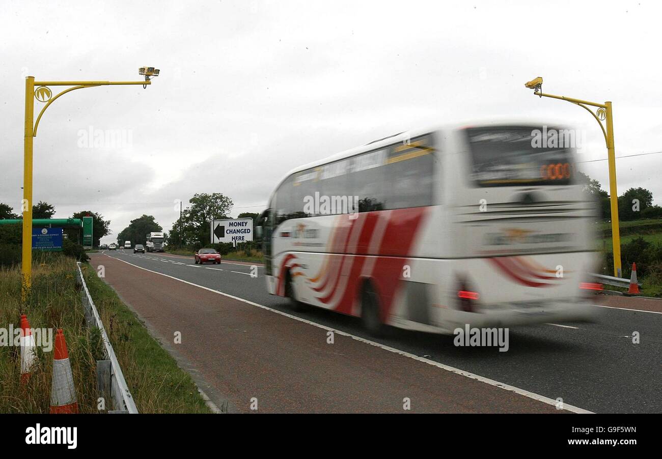 Neue Blitzerkameras auf den Markt gebracht, die auf Straßenabschnitten tendenziell langsamer werden, wo sie wissen, dass sich fest installierte Kameras befinden. Stockfoto