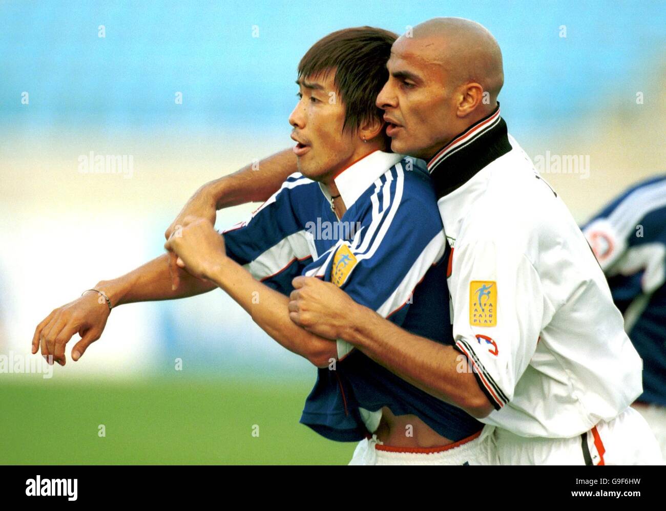 Akinori Nishizawa aus Japan (l) ist von der des Irak stark geprägt Ziyad Tariq (r) Stockfoto