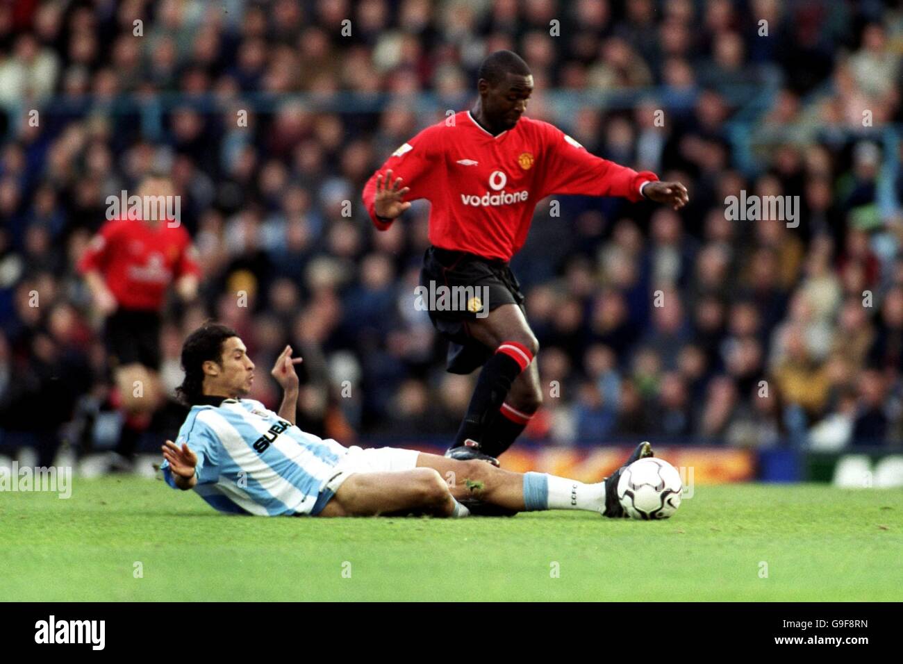 Fußball - FA Carling Premiership - Coventry City / Manchester United. Andy Cole von Manchester United (r) wird von Youssef Chippo von Coventry City angegangen (l) Stockfoto