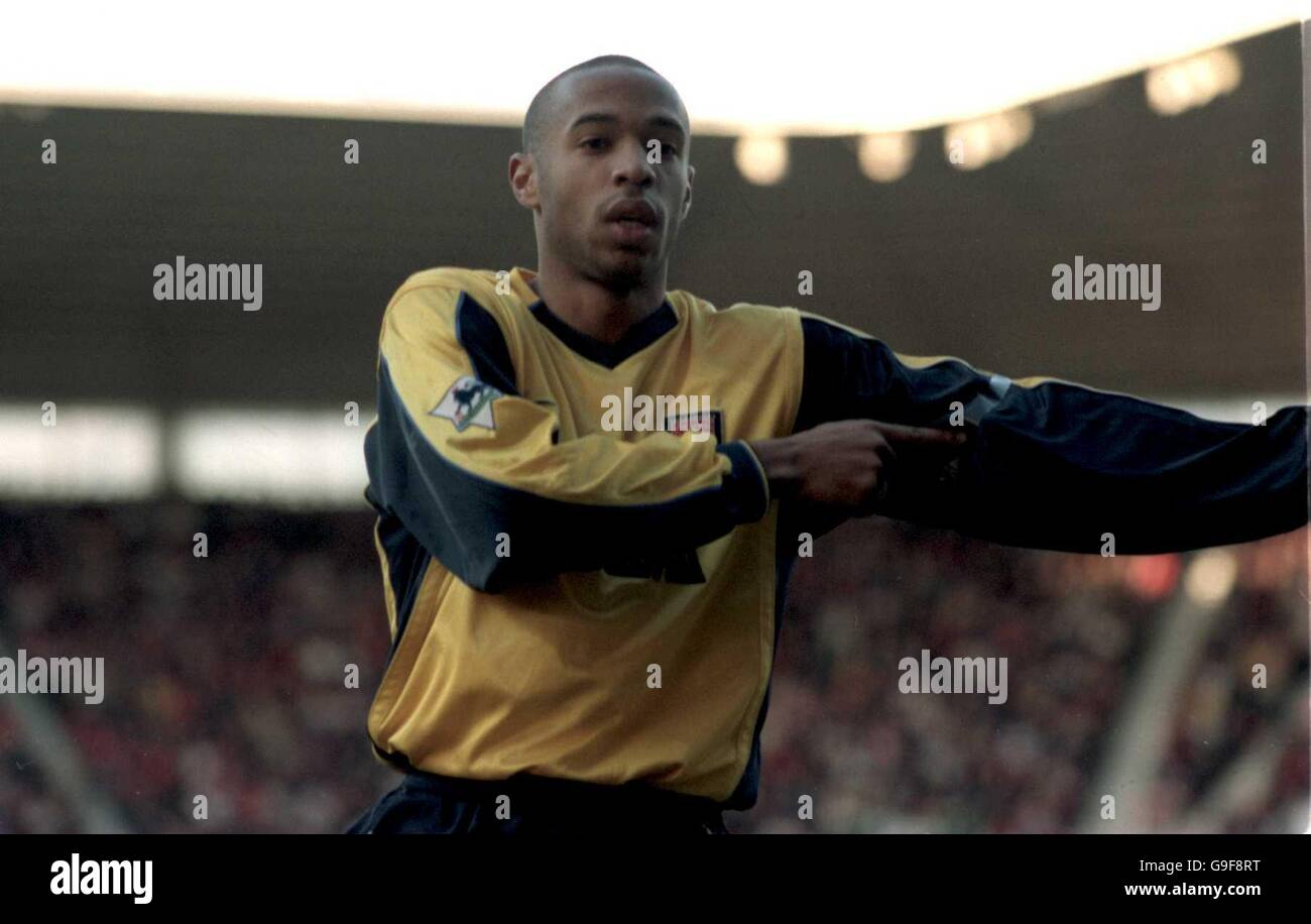 Fußball - FA Carling Premiership - Middlesbrough / Arsenal. Thierry Henry von Arsenal feiert den Elfmeterschießen, der sein Team an die Spitze brachte Stockfoto
