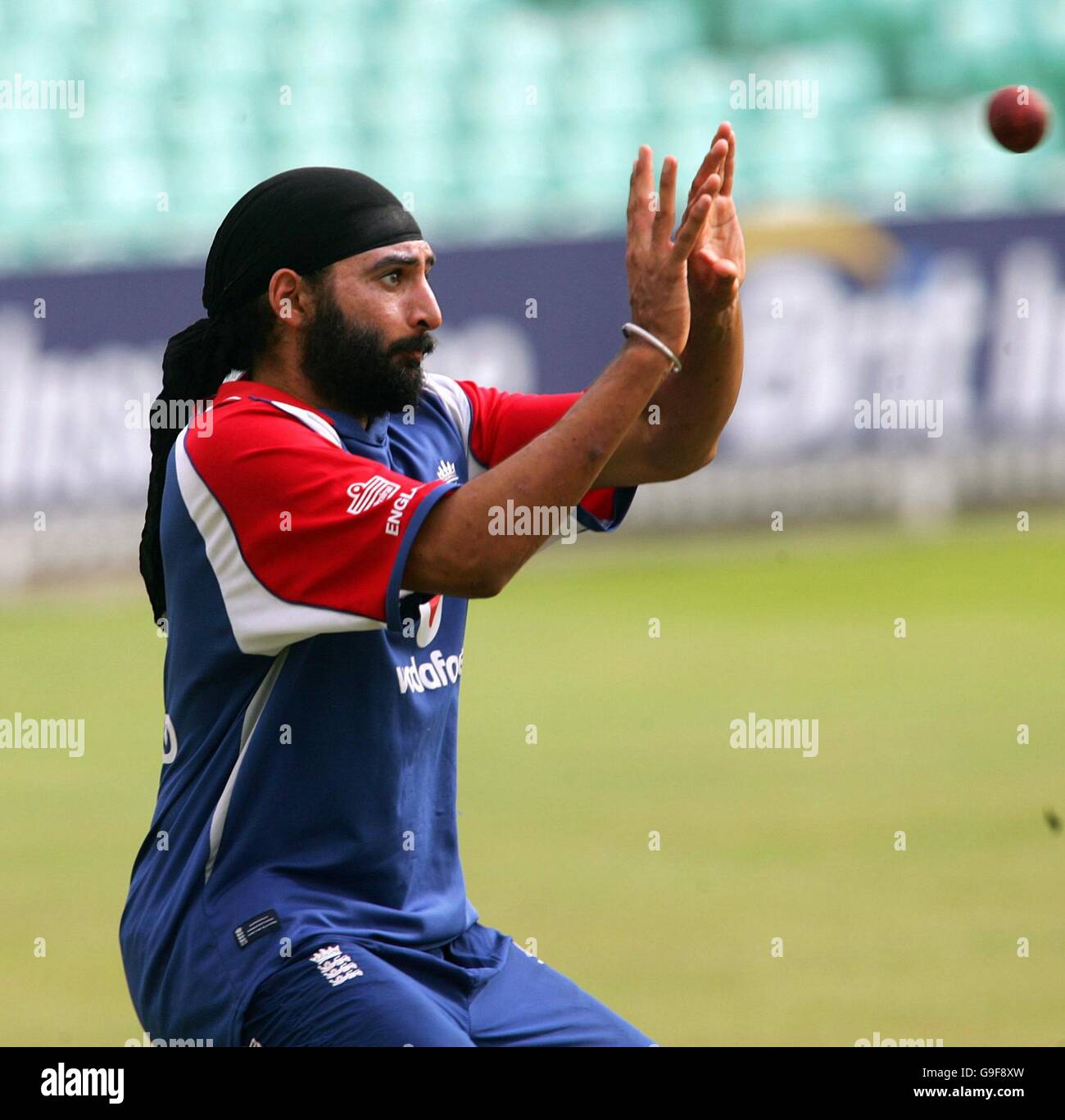 CRICKET - England Netze Sitzung - London. Der englische Monty Panesar im Fangtraining während der Nets-Session im Brit Oval, Kennington, London. Stockfoto