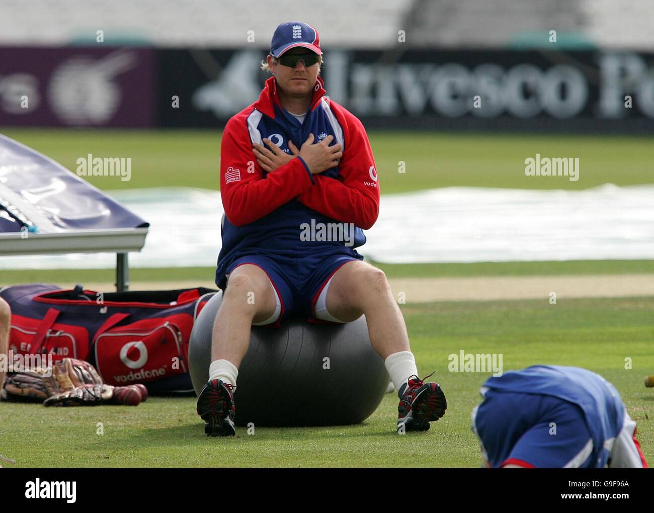 CRICKET - England Netze Sitzung - London. Englands Matthew Hoggard wärmt sich vor der Nets-Sitzung im Brit Oval, Kennington, London, auf. Stockfoto