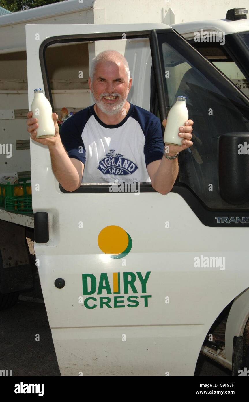 Dairy Crest Milchmann Kevin Pierce, der Gewinner des "Milchmann of the Year 2006" in seinem Depot in Fakenham, Norfolk. Stockfoto