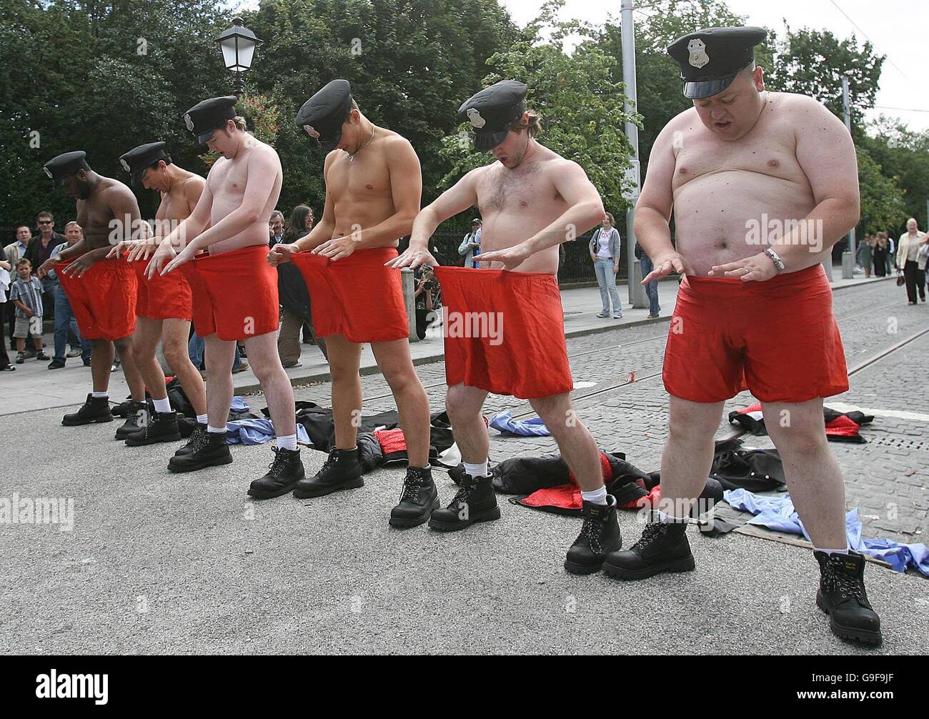 Die Besetzung der hit-Show The Full Monty ausziehen an der Spitze der Grafton Street Menschen daran erinnern, dass die Show im Olympia Theatre in der Stadt am 9. September vor der Tour von Irland bis Ende Oktober geschlossen Stockfoto