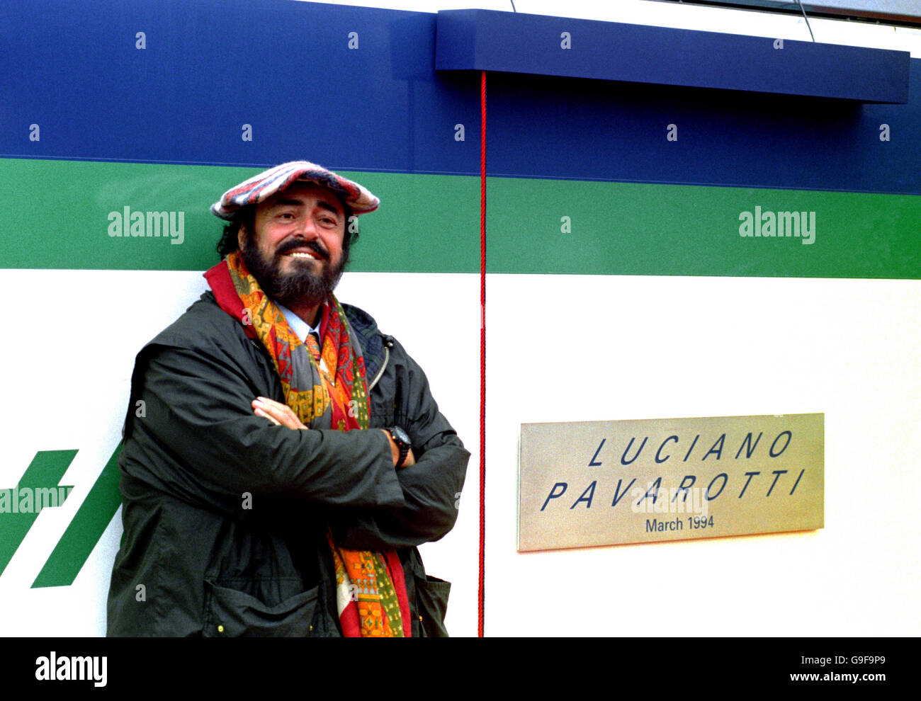 Opernstar Luciano Pavarotti, nachdem er den ersten Le Shuttle-Zug nach sich selbst benannt hatte, am Channel Tunnel Terminal, Folkstone, Kent. Stockfoto