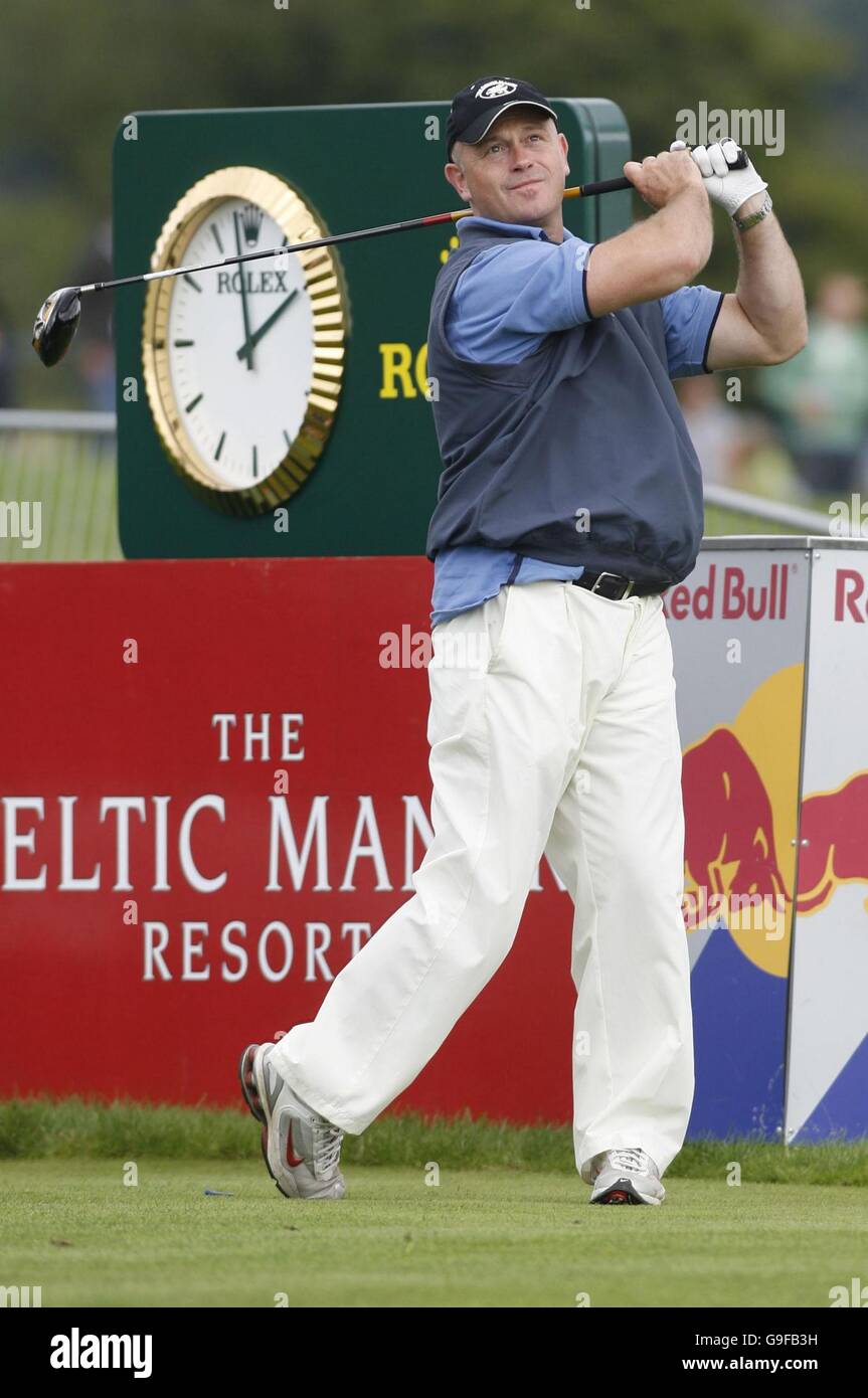 Schauspieler Ross Kemp schlägt sich während des Northern Rock All Star Cup im Celtic Manor Resort im Usk Valley, Südwales, ab. Stockfoto