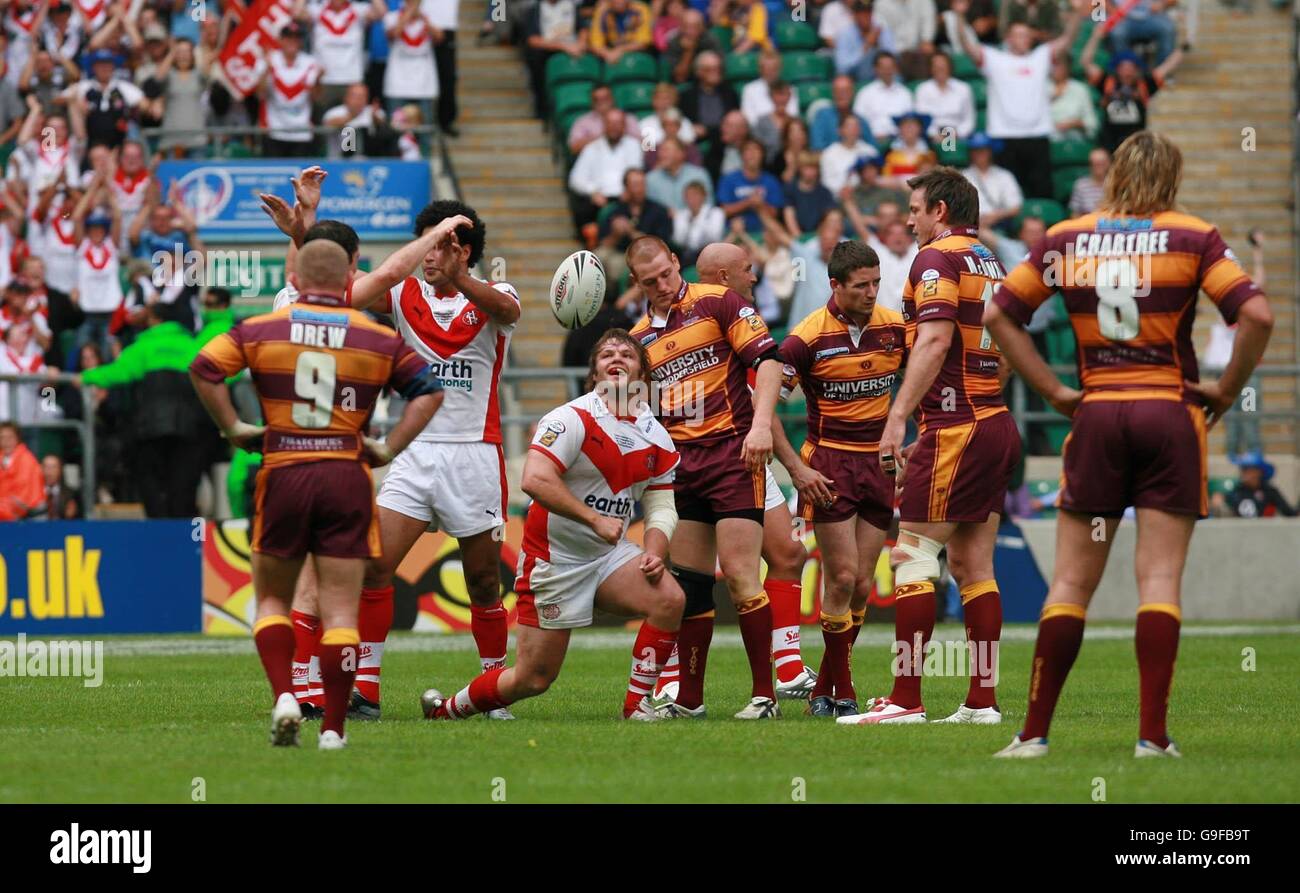 Die Spieler von Huddersfield Giants sehen niedergeschlagen aus, als St Helens beim letzten Pfiff im Coca-Cola League One Match im Galpharm Stadium in Huddersfield feiern. Stockfoto