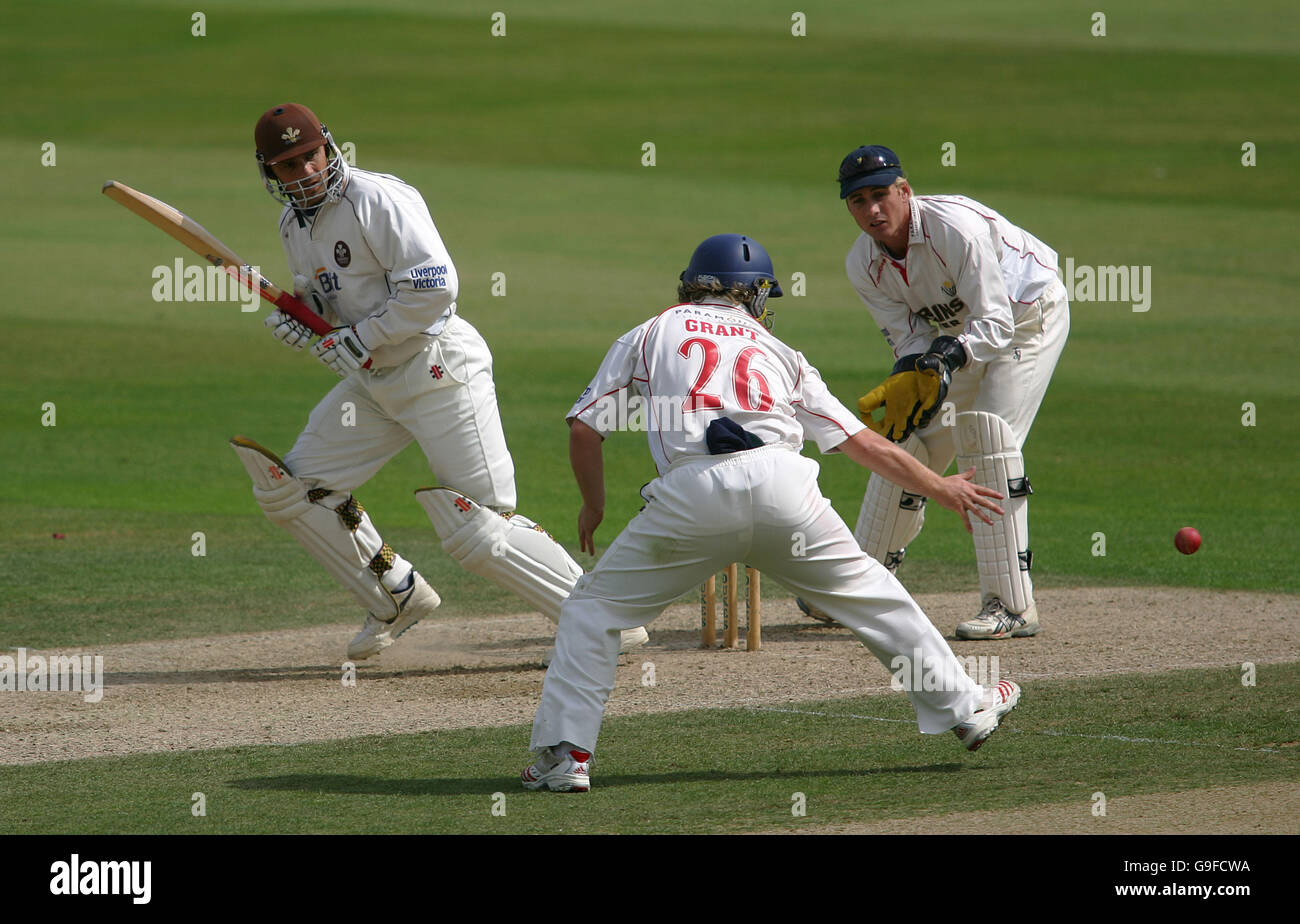 Cricket - Liverpool Victoria County Championship - Division Two - Surrey V Glamorgan - The Brit Oval. Mark Ramprakash von Surrey trifft vier Läufe auf Robert Croft von Glamorgan Stockfoto