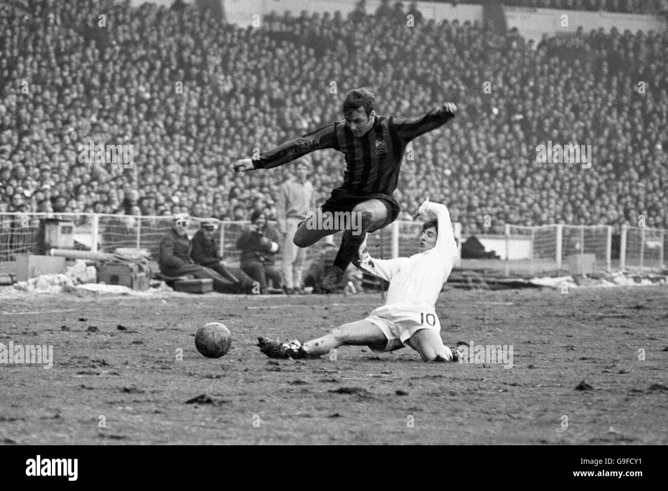 Die Asa Hartford (r)-Folie von West Bromwich Albion stellt sich der von Manchester City Glyn Pardoe (l) Stockfoto