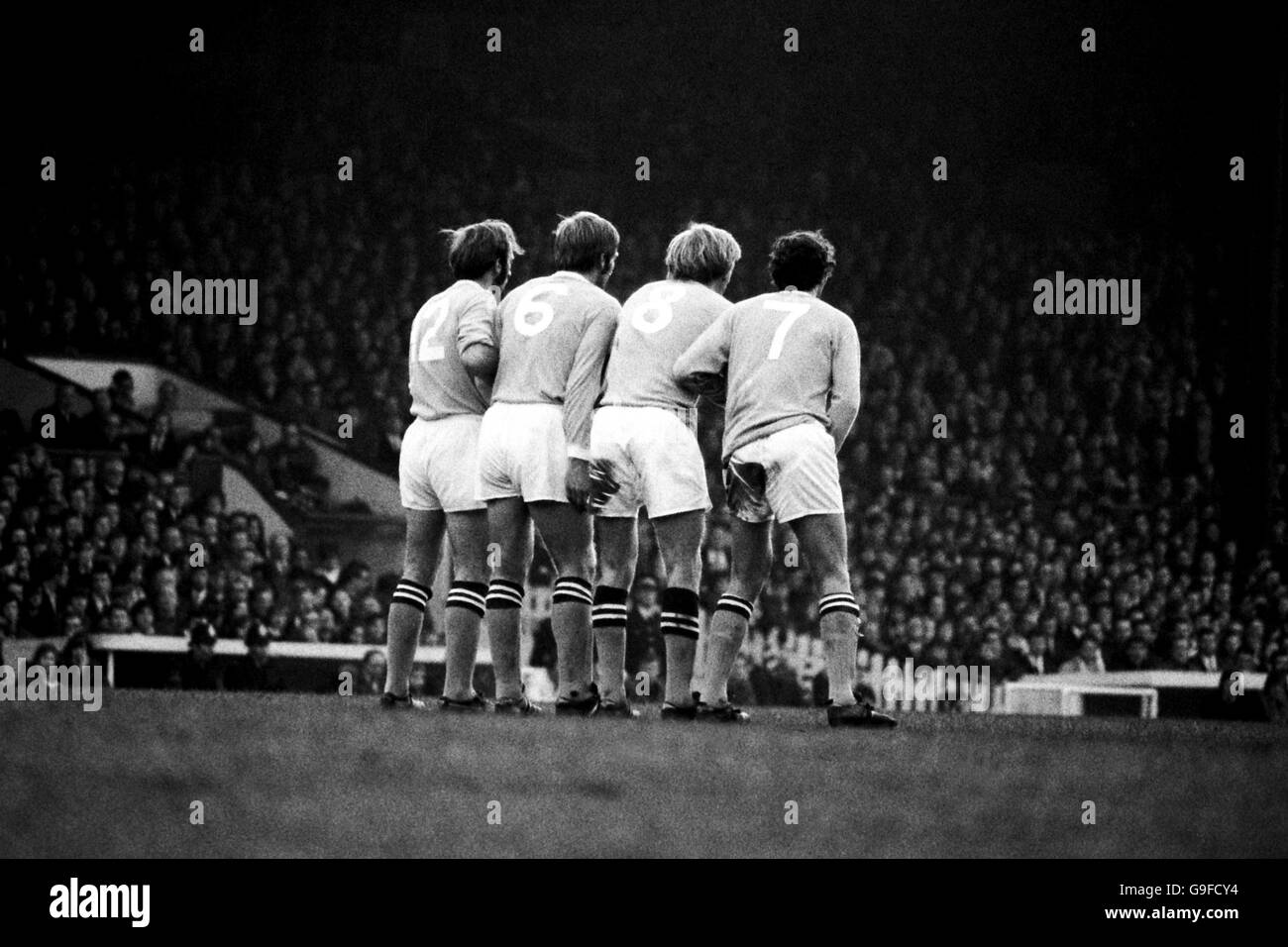 Die Verteidigungsmauer von Manchester City wartet auf einen Freistoß: (l-r) Arthur Mann, Alan Oakes, Colin Bell, Mike Summerbee Stockfoto