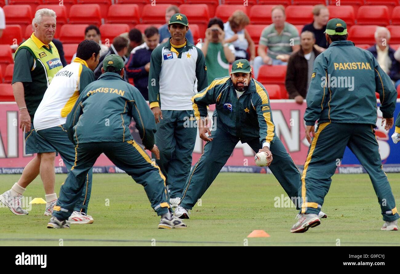 Pakistans Kapitän Inzamam-ul-Haq verhöhnte seine Teamkollegen während eines Handballspiels, während sie sich auf das heutige erste eintägige internationale Spiel der NatWest Series in Sophia Gardens, Cardiff, vorbereiten. Stockfoto