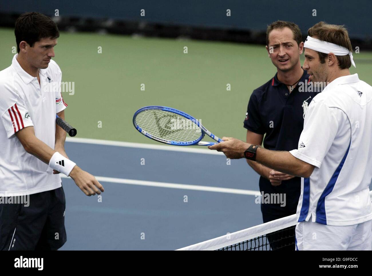 Die Briten Tim Henman (L) und Greg Rusedski vor ihrem ersten Rundenspiel bei den US Open in Flushing Meadow, New York. Stockfoto