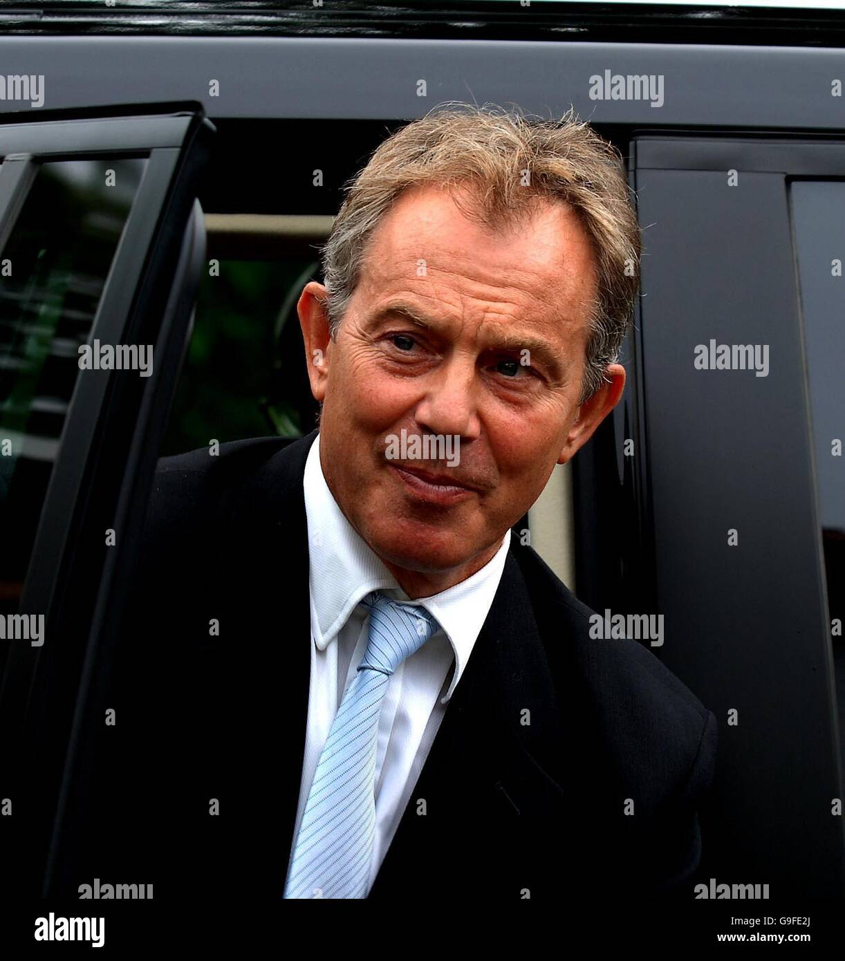 Der britische Premierminister Tony Blair kommt in der Folk Hall in New Earswick in York an, um eine Grundsatzrede zu halten. Stockfoto