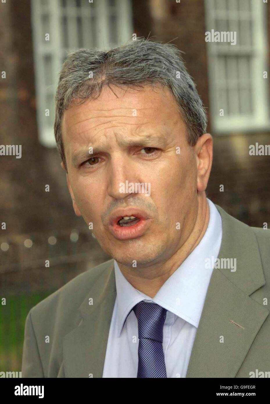 Detective Superintendant Julian Worker spricht mit den Medien über den tödlichen Stich einer Mutter im Süden Londons. Stockfoto