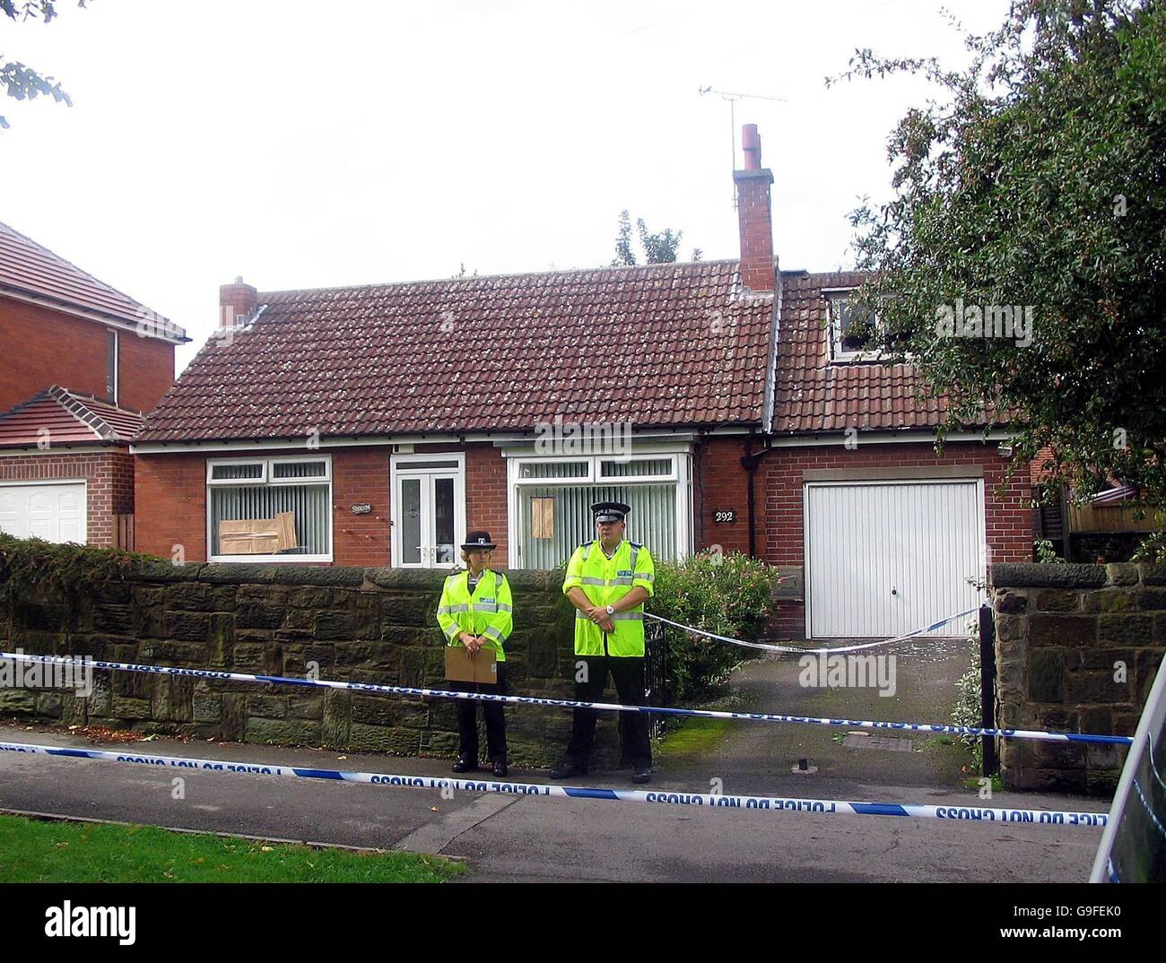 Polizeibeamte außerhalb des Hauses in Rotherham, wo die Rentnerin Pamela Vardey am Sonntag zu Tode geprügelt aufgefunden wurde. Stockfoto