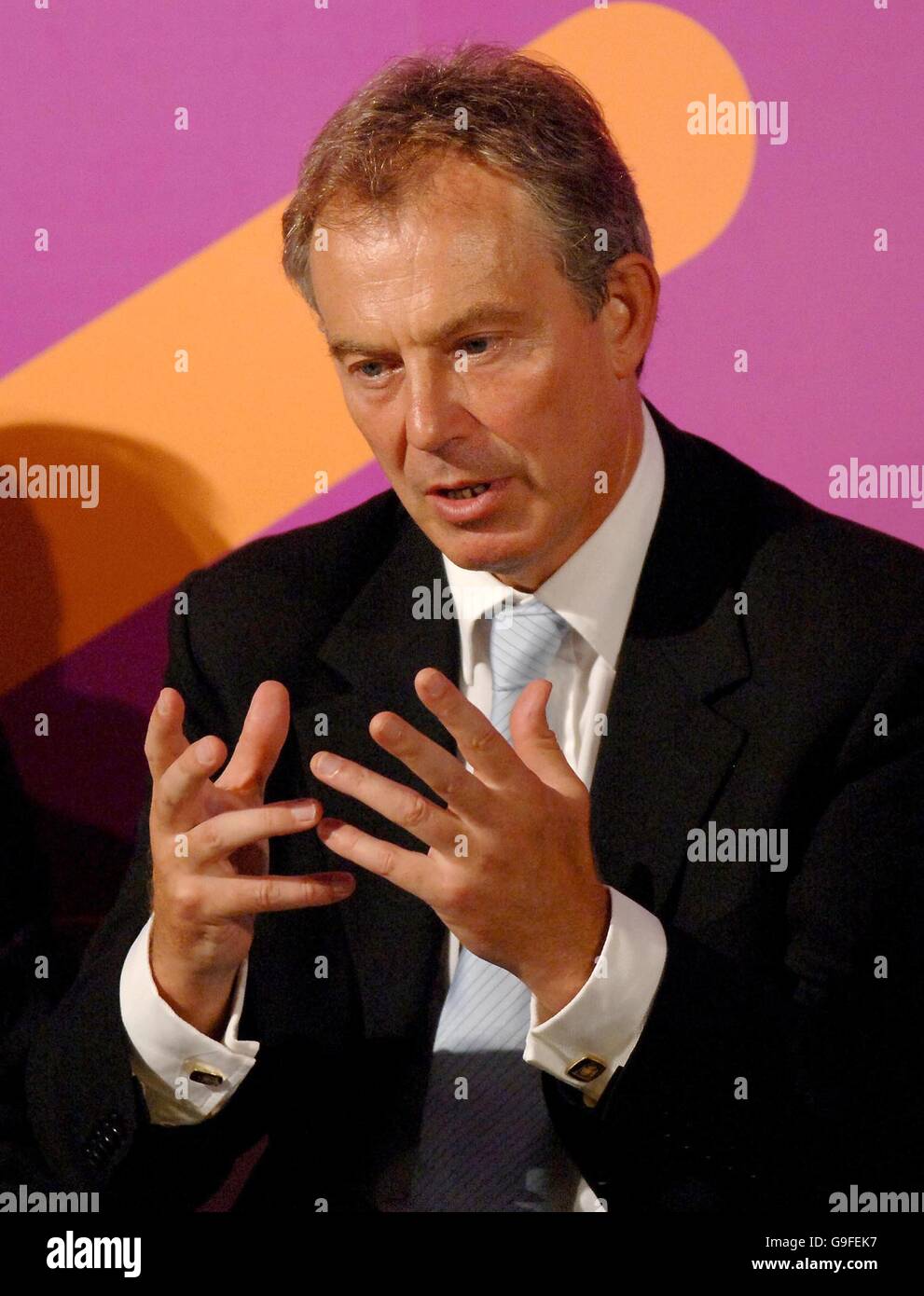 Großbritanniens Premierminister Tony Blair gibt eine Grundsatzrede zur sozialen Ausgrenzung in der Folk-Hall, New Earswick in York. Stockfoto