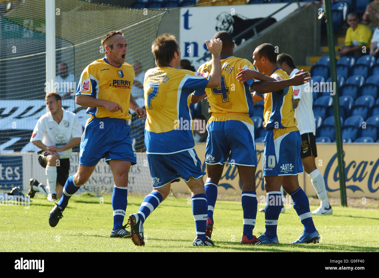 Fußball - Coca-Cola Football League Two - Mansfield Town / Hereford United - Field Mill. Richard Barker von Mansfield Town punktet Stockfoto