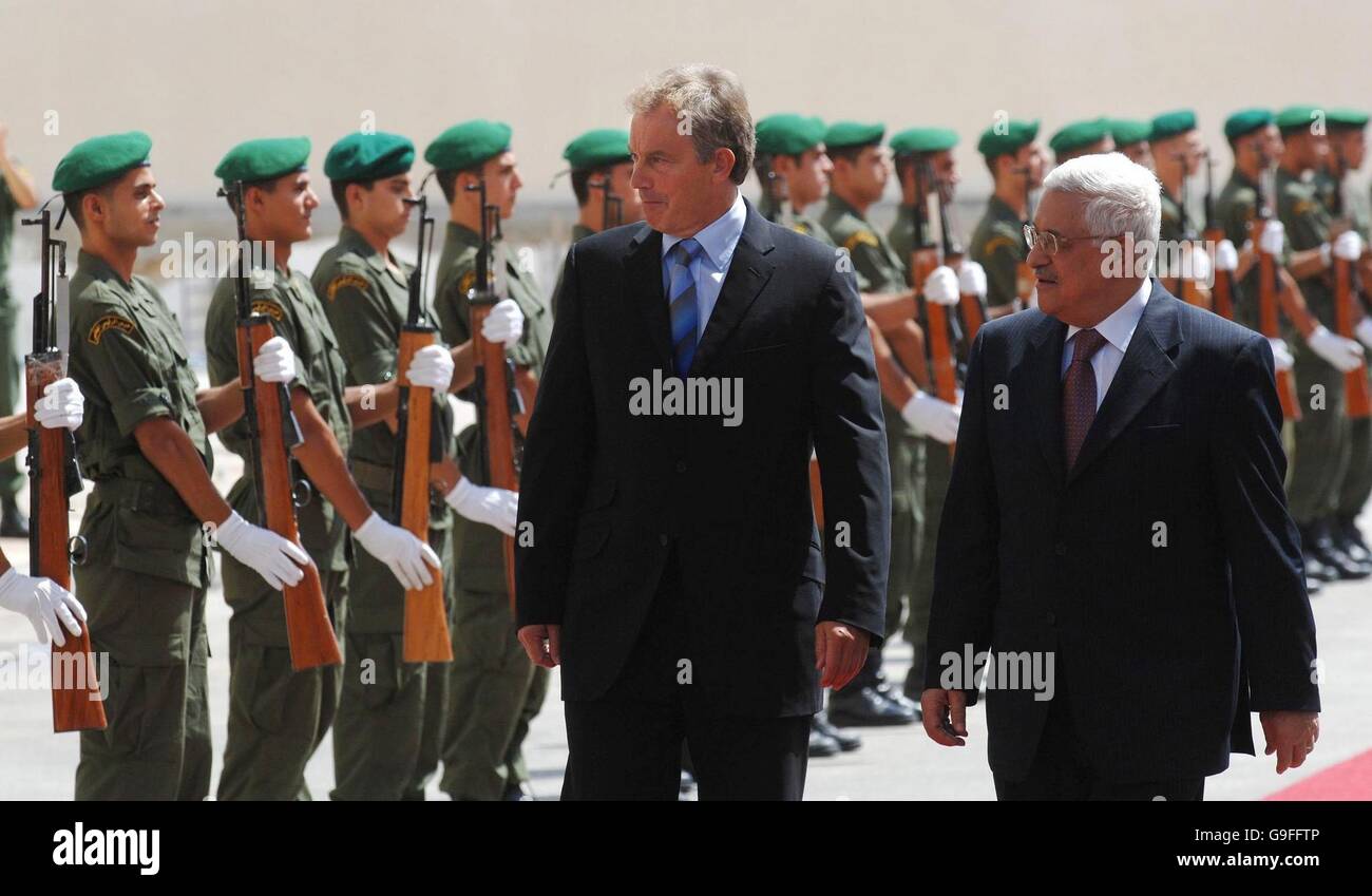 Der britische Premierminister Tony Blair (links) mit Palästinenserpräsident Mahmoud Abbas, als sie ein Guard der Ehre der palästinensischen bei der Präsidentschaftswahl Compound in Ramallah, Westjordanland Sicherheitskräfte Vergangenheit gehen. Stockfoto