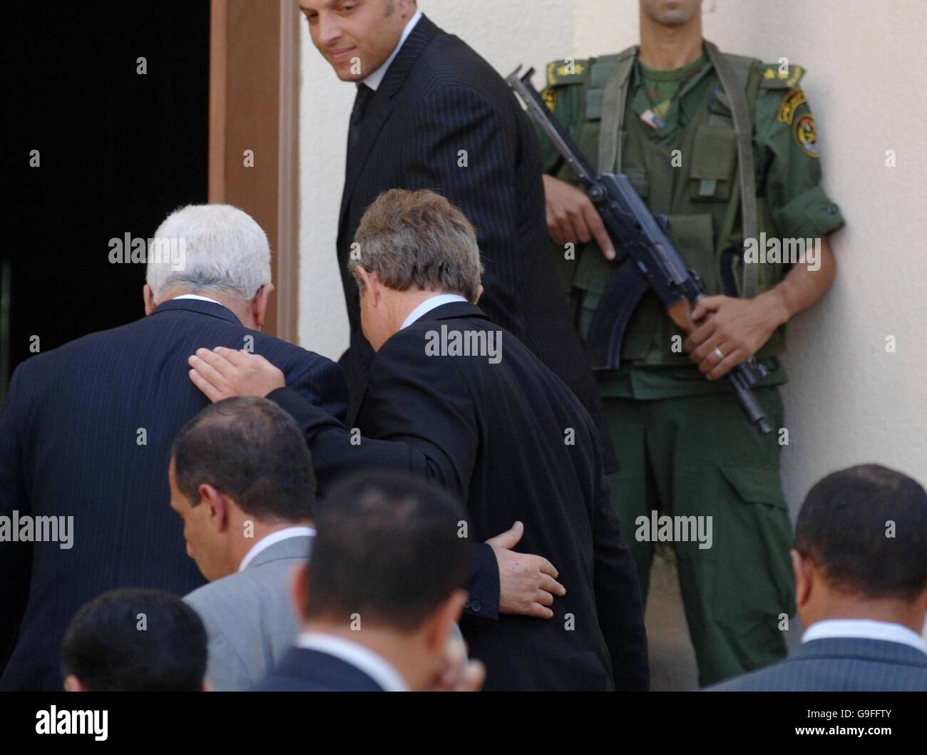 Der britische Premierminister Tony Blair und dem palästinensischen Präsidenten Mahmoud Abbas (links) legte ihre Arme umeinander, wie sie die Presidential Compound in Ramallah, Westjordanland in Kraft. Stockfoto