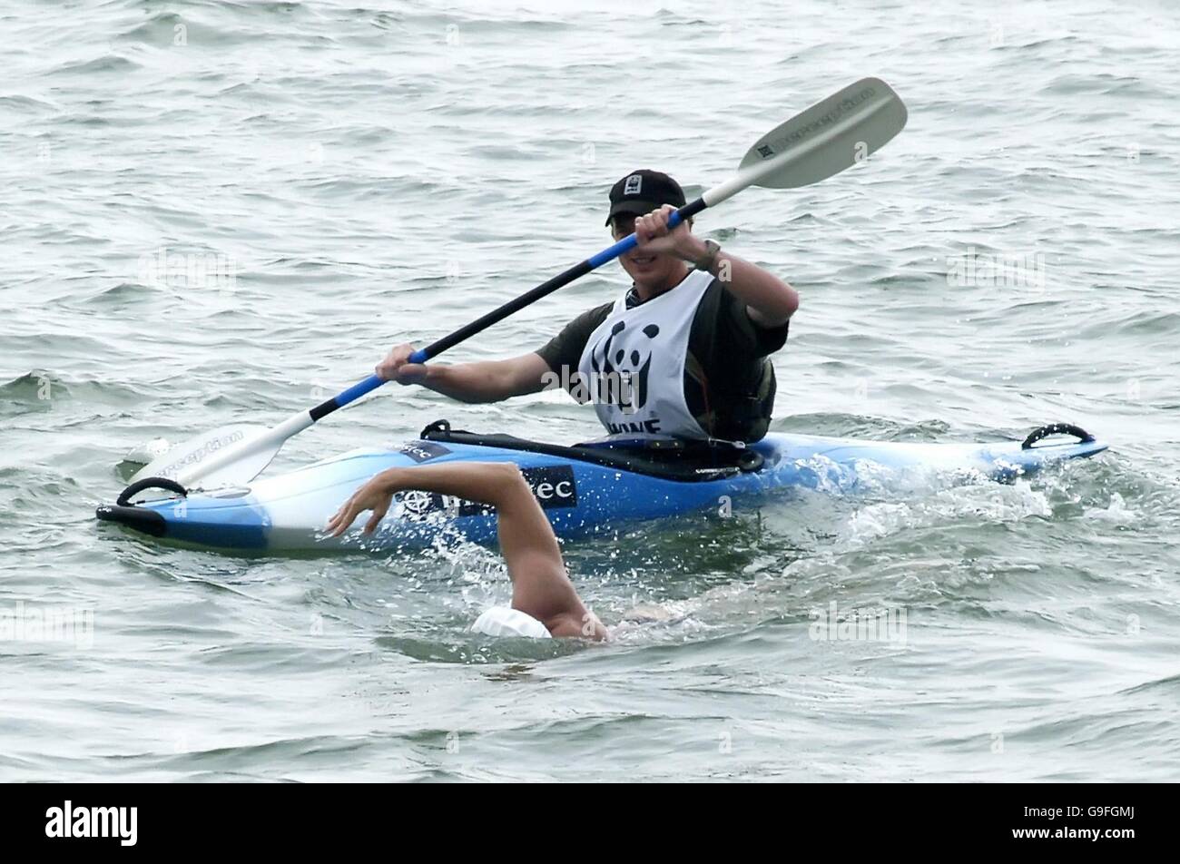 Lewis Pugh, 36, kommt zum Ende seines Schwimmens, in der Themse bei Southend-on-Sea, nachdem er der erste Mensch war, der die Länge der Themse schwimmt. Stockfoto