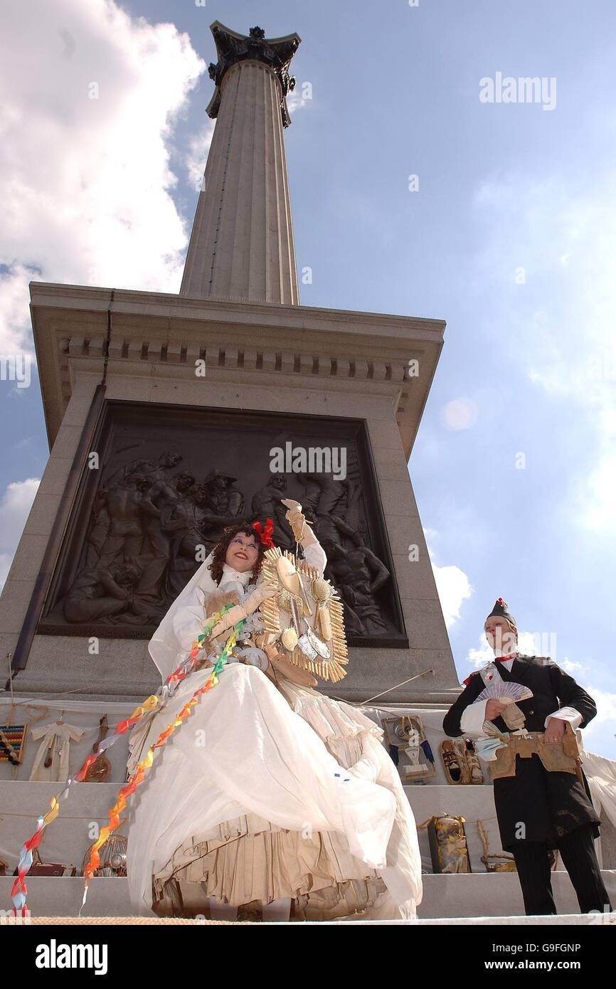 Marisa Carnesky und Josh Knowles führen die Shmatteh Braut und ihre erstaunliche Charme Armband während des Trafalgar Square Festival. Stockfoto