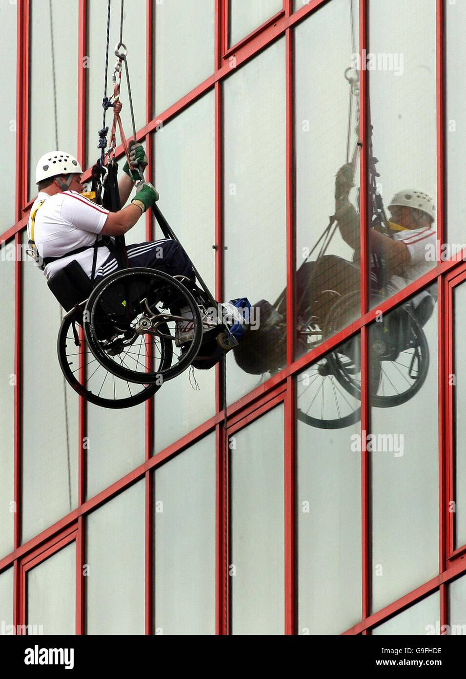 Michael Smith, ehemaliger paralympischer und Postarbeiter, seils im Rollstuhl im Hauptquartier der Royal Mail in Belfast. Stockfoto