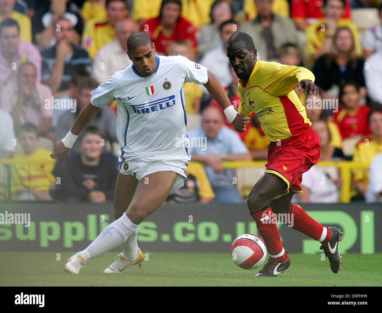 (R-L) Watfords Chris Powell und Inter Mailands Adriano kämpfen um Der Ball Stockfoto