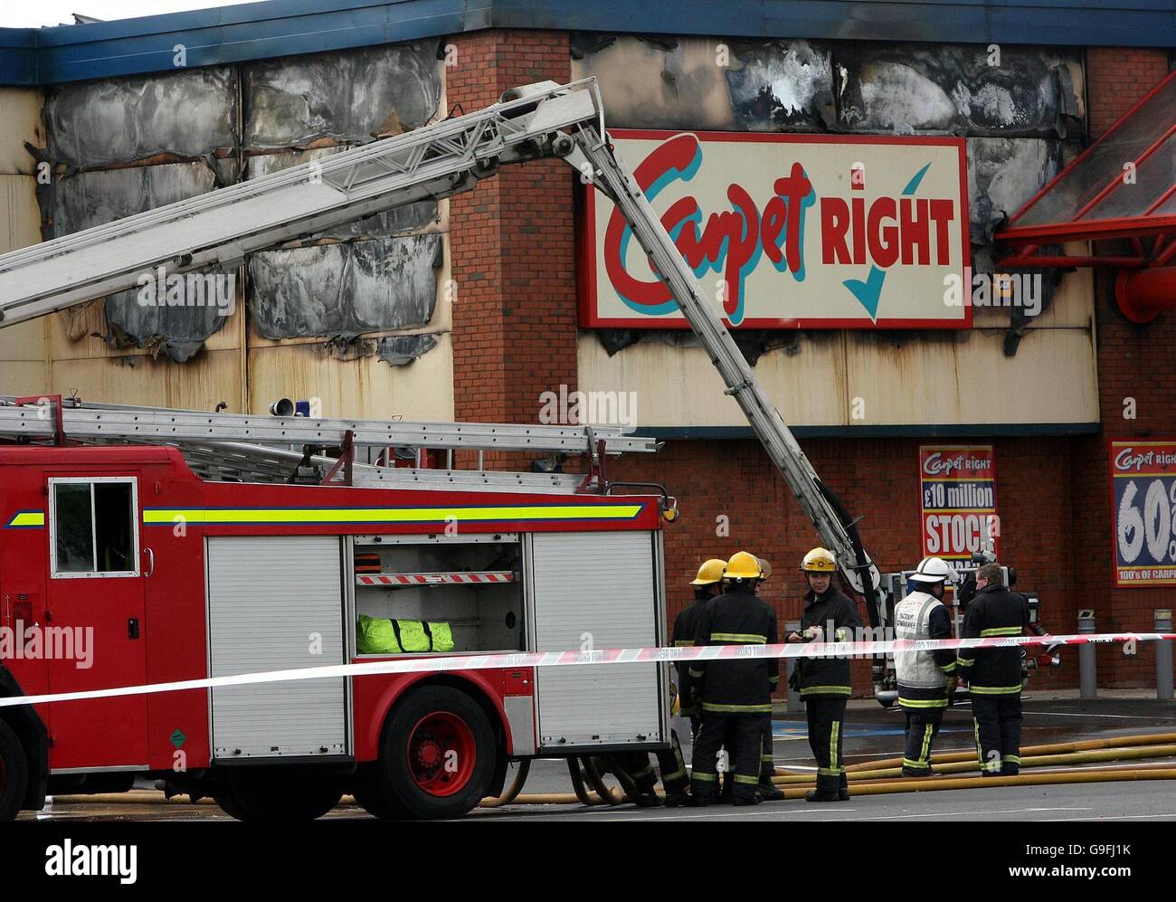 Feuerwehrleute vor Ort in Newry, Co.Down, nachdem große Einzelhandelsgeschäfte bei mutmaßlichen Brandanschlägen in Newry, Nordirland, über Nacht zerstört wurden. Stockfoto