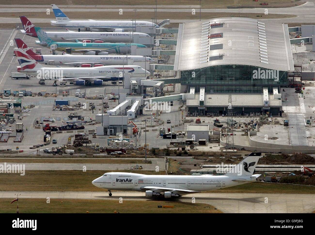 Folienbombenkampagne der Polizei auf britischen Flügen. Flugzeuge, die heute an Ständen im Terminal 5 des Flughafens Heathrow in London sitzen. Stockfoto