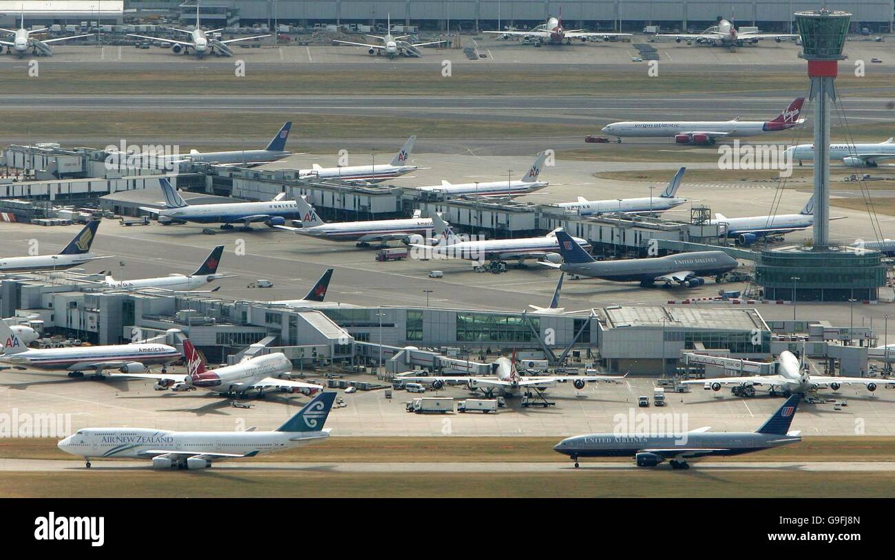 Flugzeuge sitzen heute an Ständen rund um den Kontrollturm am Flughafen Heathrow in London. Stockfoto