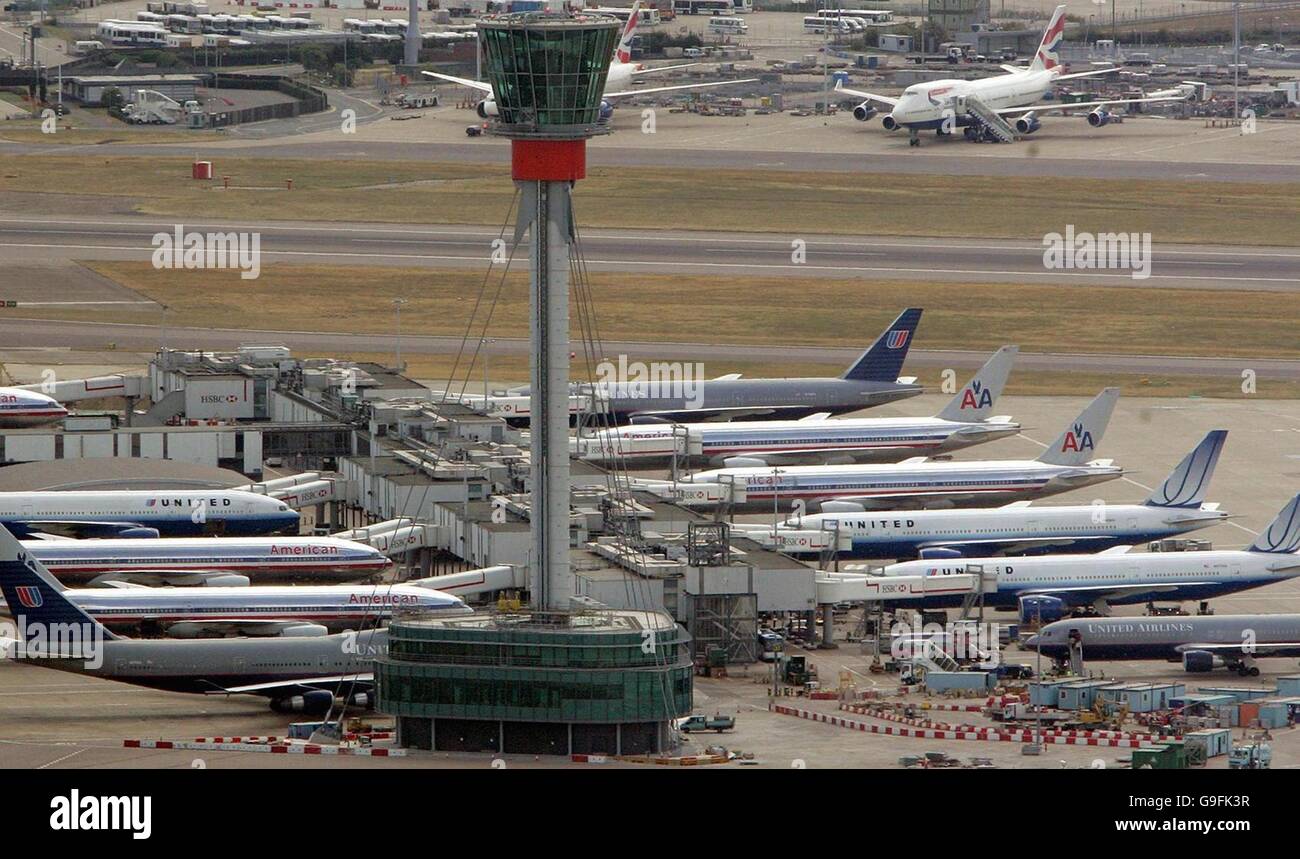 Bibliothek-Filer datiert 08.10.2006 von Flugzeugen auf dem Rollfeld am Flughafen Heathrow. Reisenden stehen weiteren Beeinträchtigungen heute wie Flughäfen weiterhin schwierige neue Sicherheitsmaßnahmen im Zuge einer massiven Terror-Warnung. Stockfoto