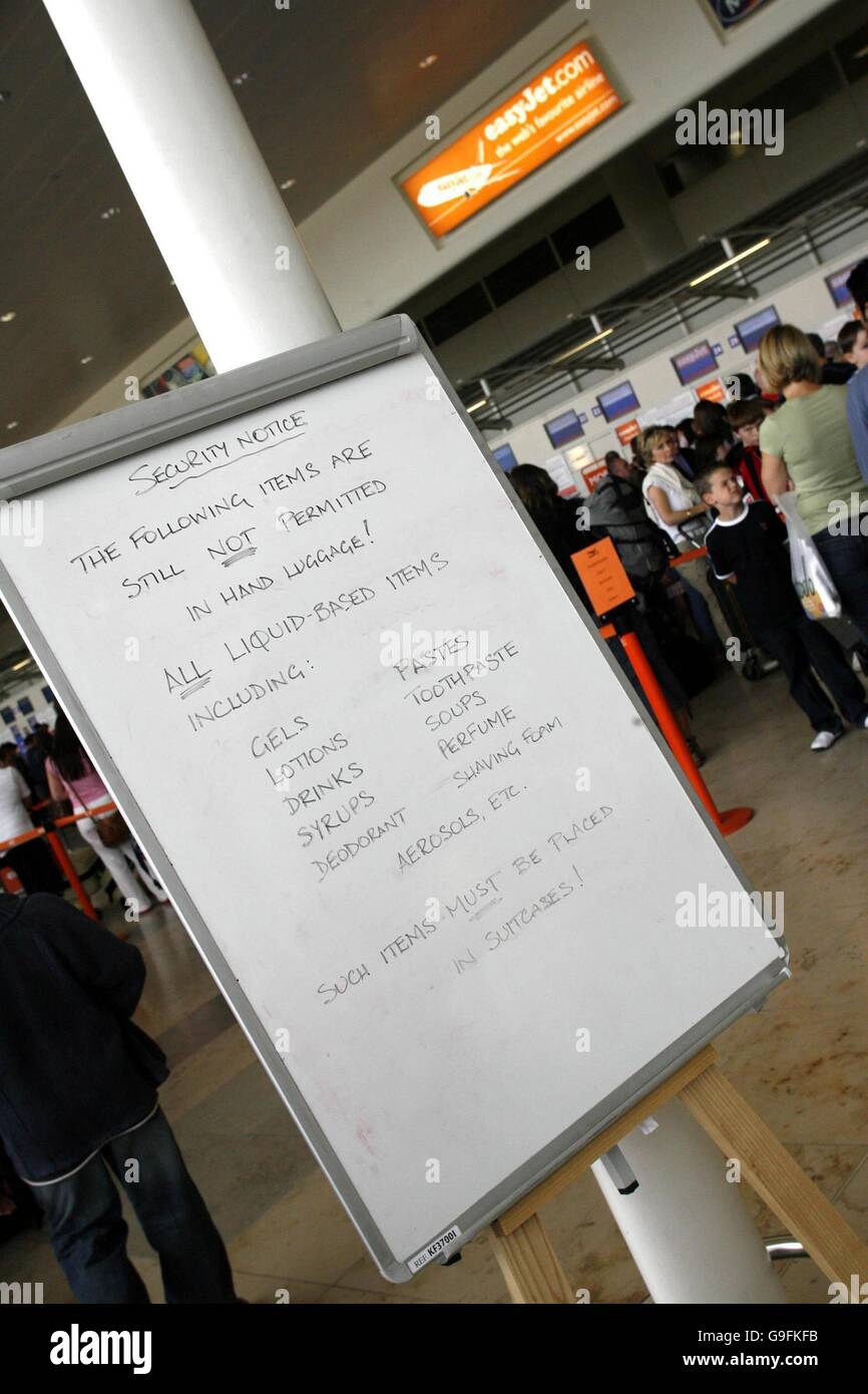 Eine Sicherheit bei Liverpool John Lennon Airport, wo heute geänderten Sicherheitsmaßnahmen eingeführt wurden, im Zuge der Ankündigung einer Home-Office von einer Verkleinerung in das Sicherheitsrisiko, was Großbritannien Gesichter bemerken. Stockfoto