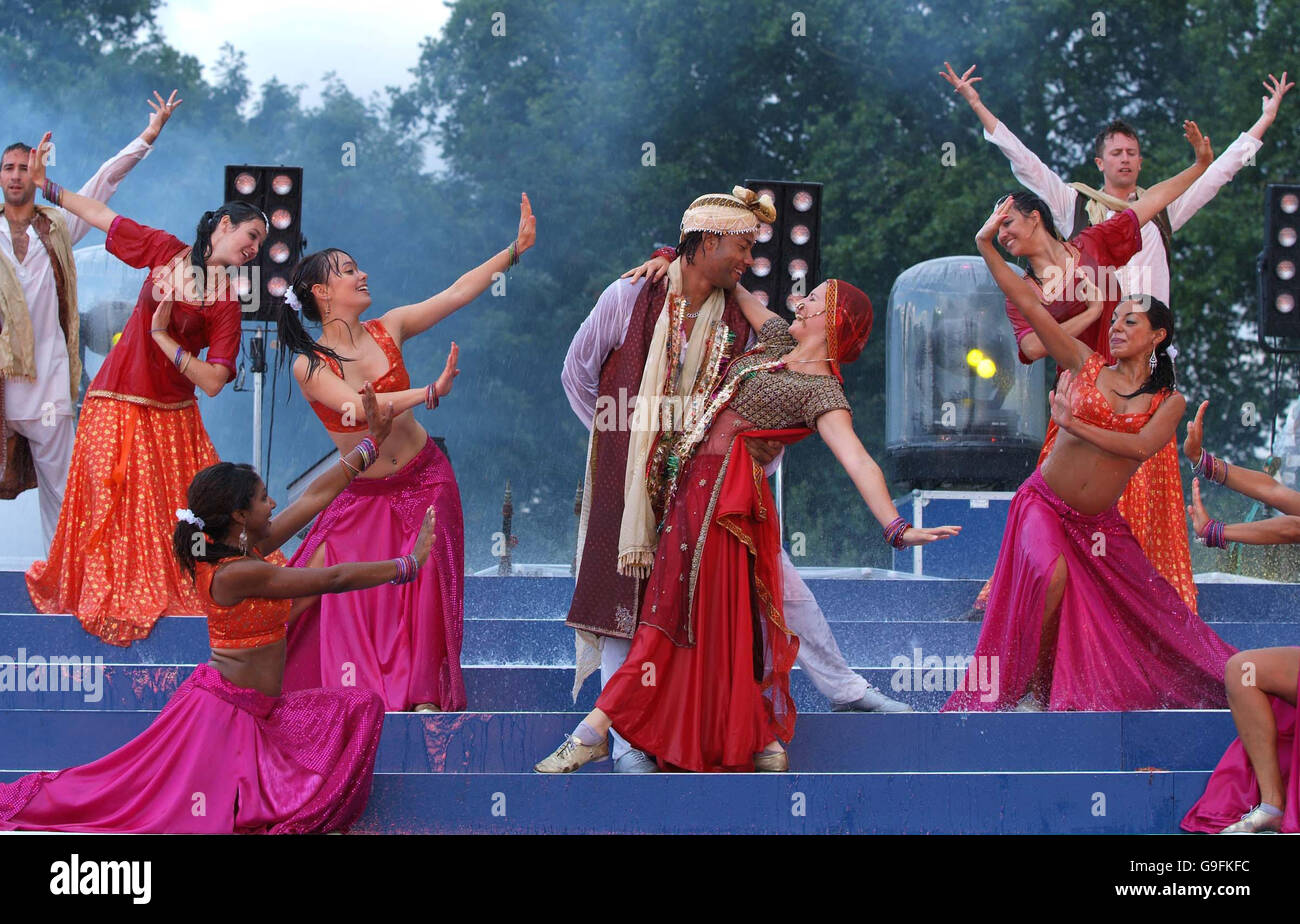 Bollywood Steps treten im 2006 London Mela im Gunnersbury Park, West London auf. Bollywood Steps treten im 2006 London Mela im Gunnersbury Park, West London, auf. Stockfoto