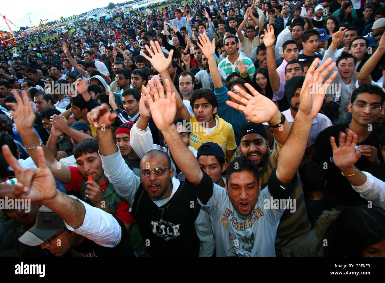 Das Publikum zeigt seine Wertschätzung, wie Bollywood 2006 London Mela in Gunnersbury Park, West London Schritte. Stockfoto