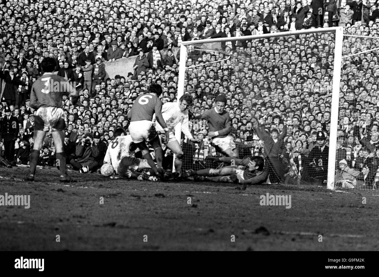 Tony Dunne von Manchester United sieht so aus, als die Teamkollegen David Sadler (3. L), Carlo Sartori (2. R) und Torwart Alex Stepney (r) gemeinsam Allan Clarke (2. L) und Mick Jones (3. R) von Leeds United abstreiten Stockfoto
