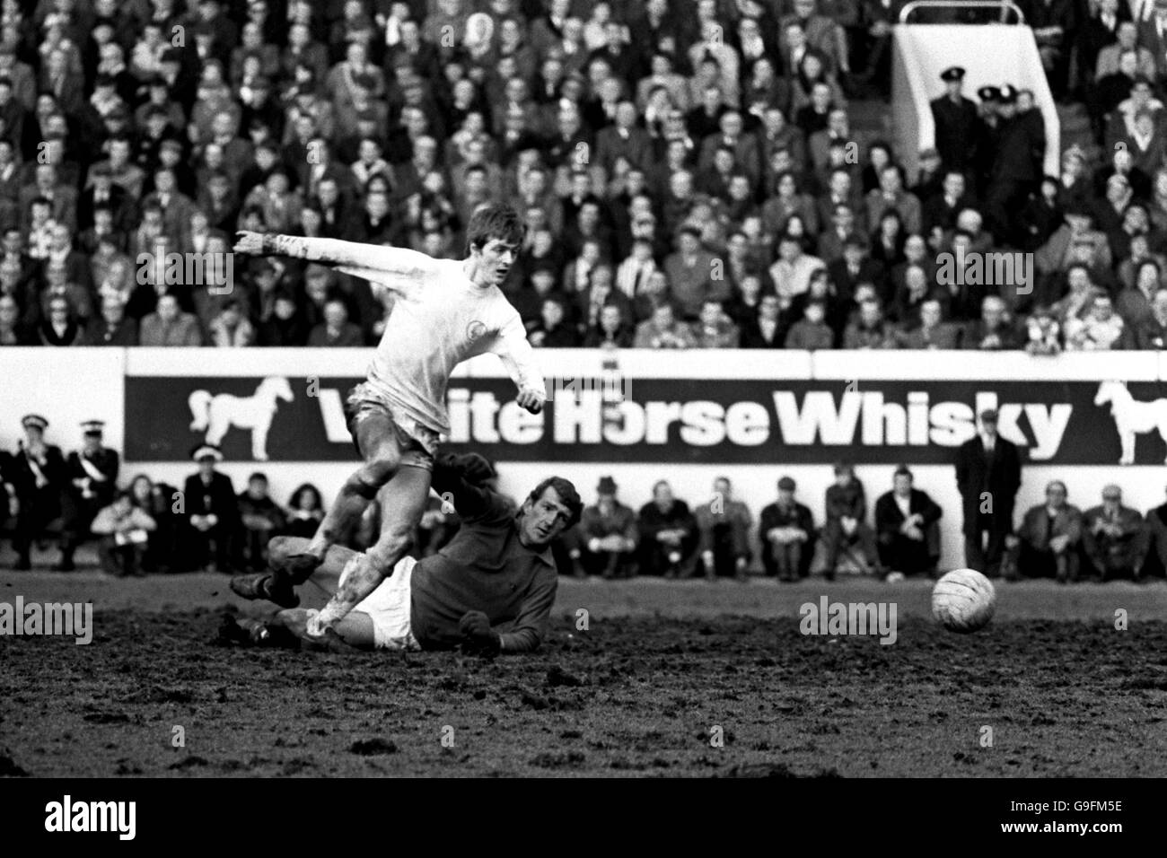 Fußball - FA Cup - Halbfinale - Leeds United gegen Manchester United. Leeds United's Allan Clarke (l) geht um Manchester United Torwart Alex Stepney (r) Stockfoto