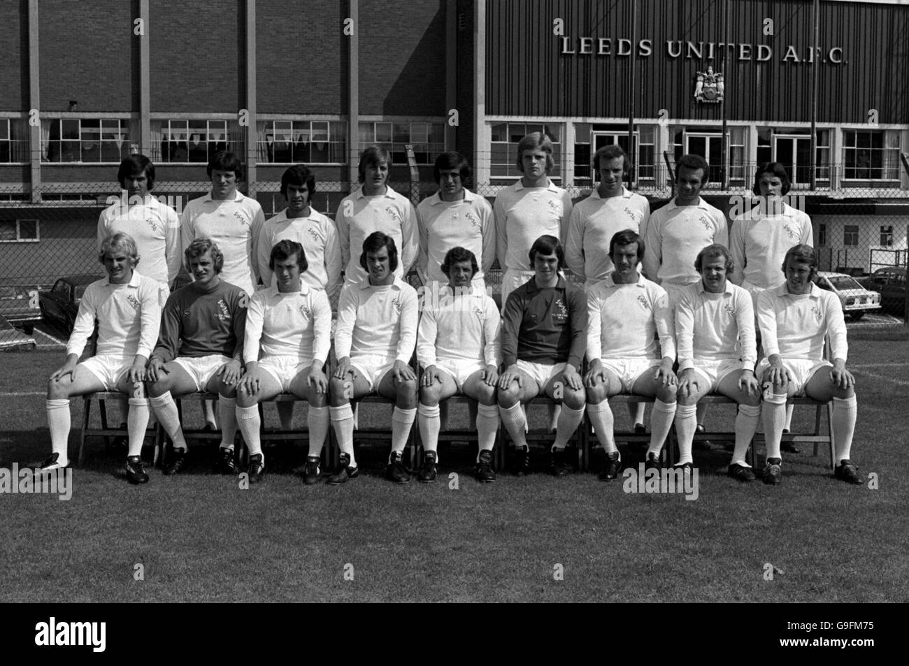Leeds United erster Mannschaftskader 1973-74: (Hintere Reihe, l-r) Peter Lorimer, Eddie Gray, Mick Bates, Allan Clarke, Norman Hunter, Gordon McQueen, Roy Ellam, Paul Reaney, Frank Grey (erste Reihe, l-r) Terry Yorath, Gary Sprake, Trevor Cherry, Joe Jordan, Johnny Giles, David Harvey, Paul Madeley, Billy Bremner, Mick Jones Stockfoto