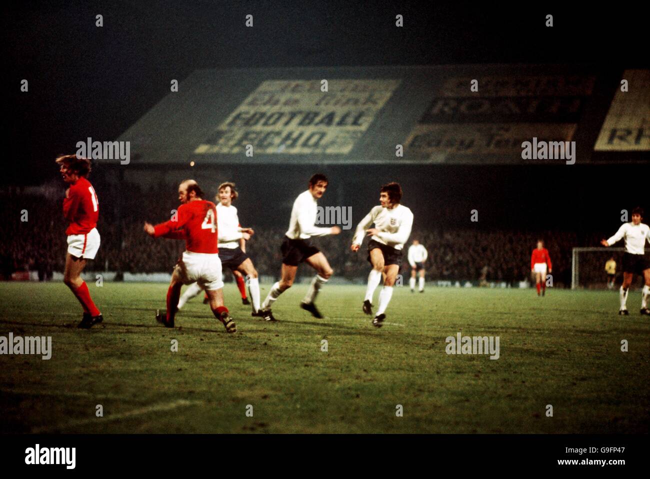 (R-L) Englands Kevin Keegan feuert in einem Schuss, beobachtet von den Teamkollegen Norman Hunter und Rodney Marsh sowie von Wales Terry Hennessey und Gil Reece Stockfoto