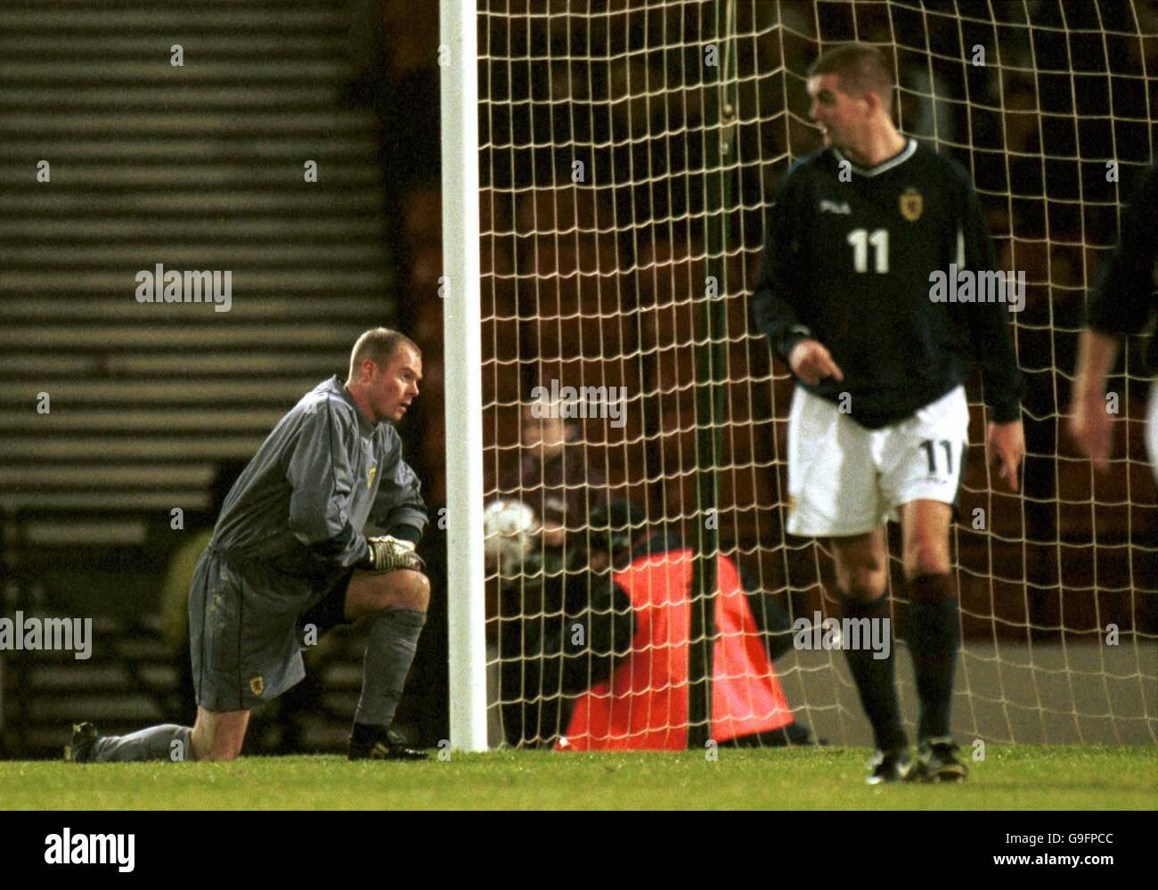 Fußball - freundlich - Schottland V Australien. Der schottische Torhüter Jonathan Gould holt sich nach dem zweiten Treffer Australiens vom Boden Stockfoto