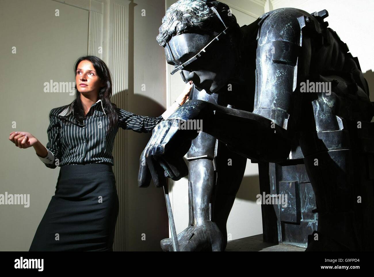 Eleana Ratcheva aus Lyon & Turnbull blickt auf die 1.5 Tonnen schwere Skulptur Master of the Universe von Eduardo Paolozzi; zu sehen im Auktionshaus von Edinburgh, bevor sie am 1. September unter den Hammer geht. Stockfoto